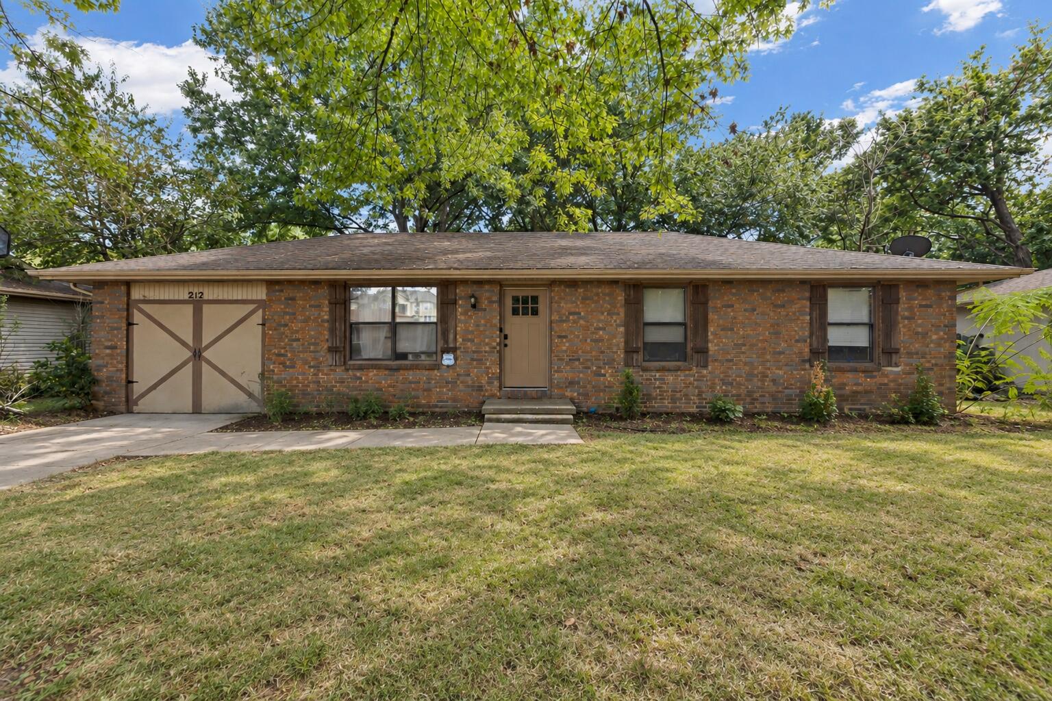 212 East Deanna Lane Property Photo 1