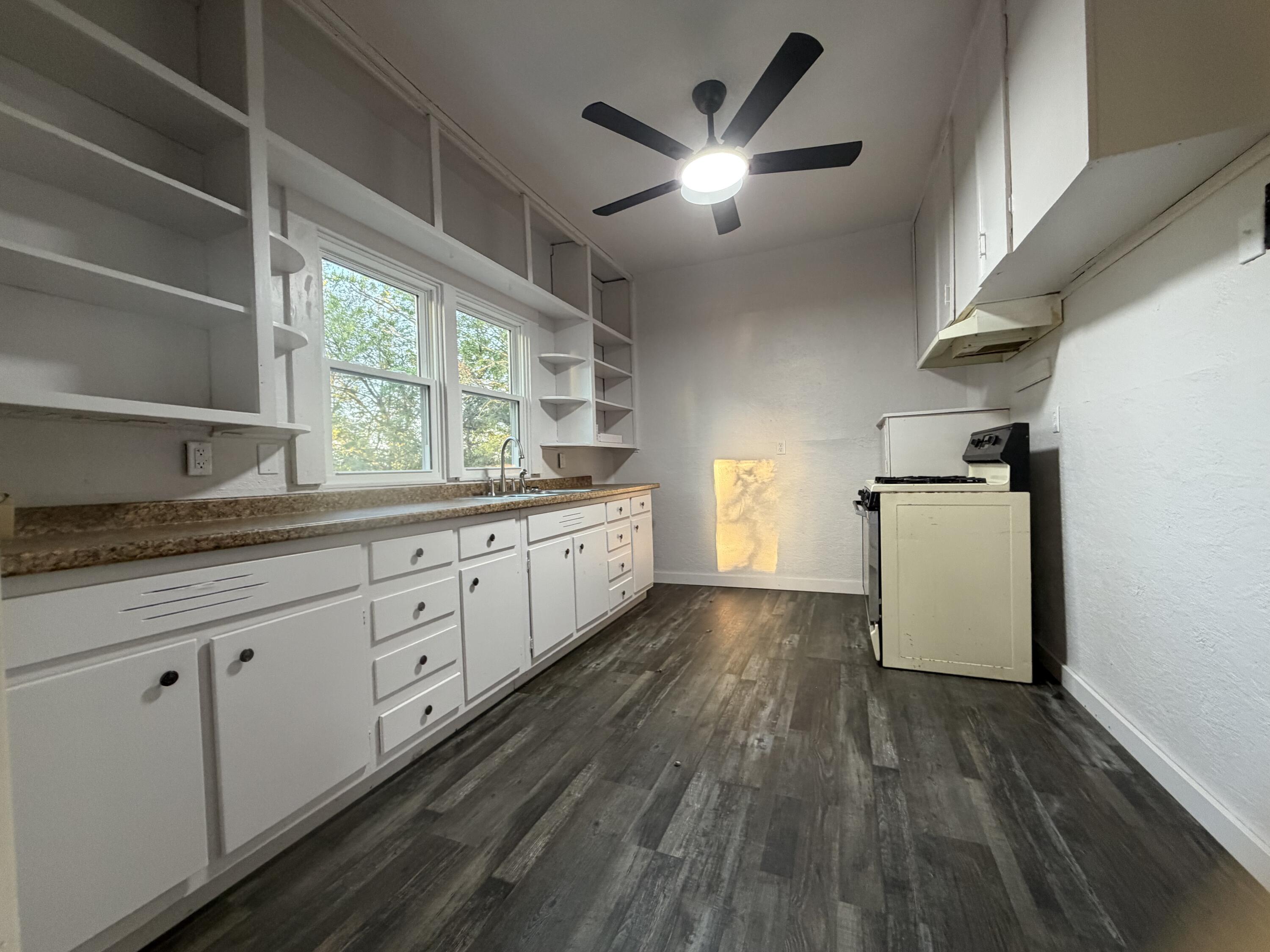 411 East Walnut Street Property Photo 8