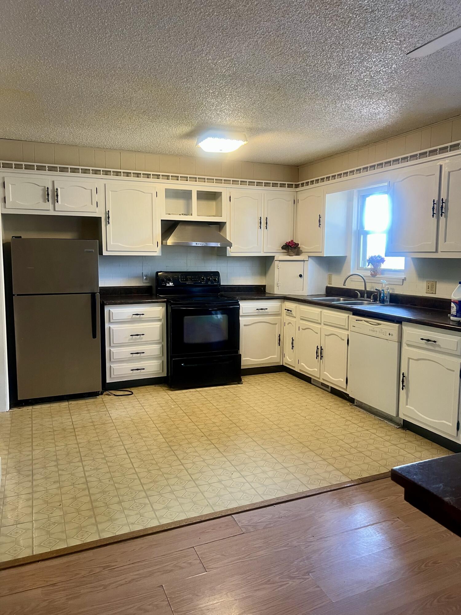 2079 Talking Rocks Road Property Photo 4