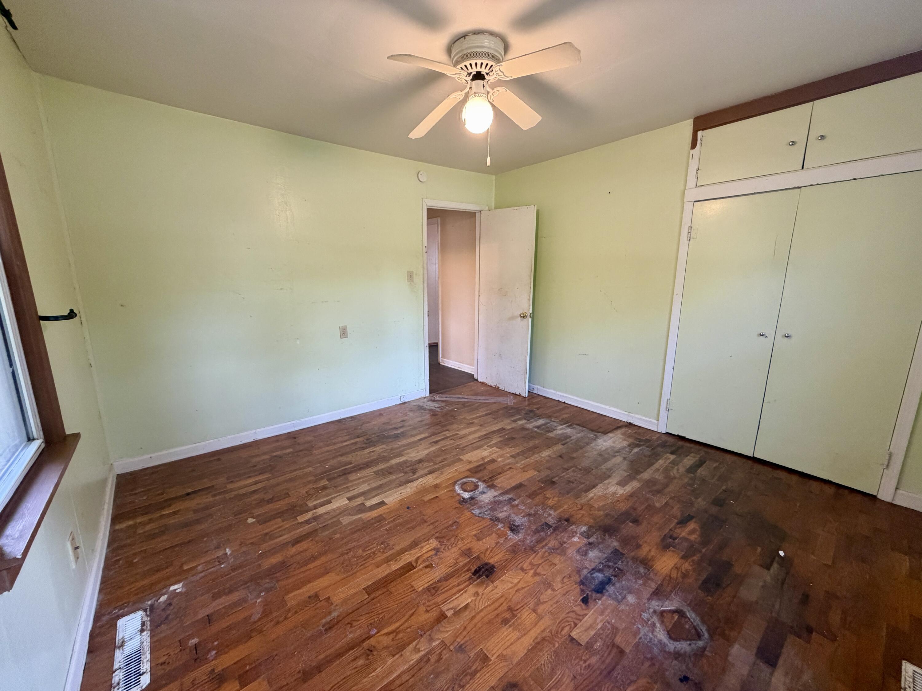 304 West 10th Street Property Photo 8