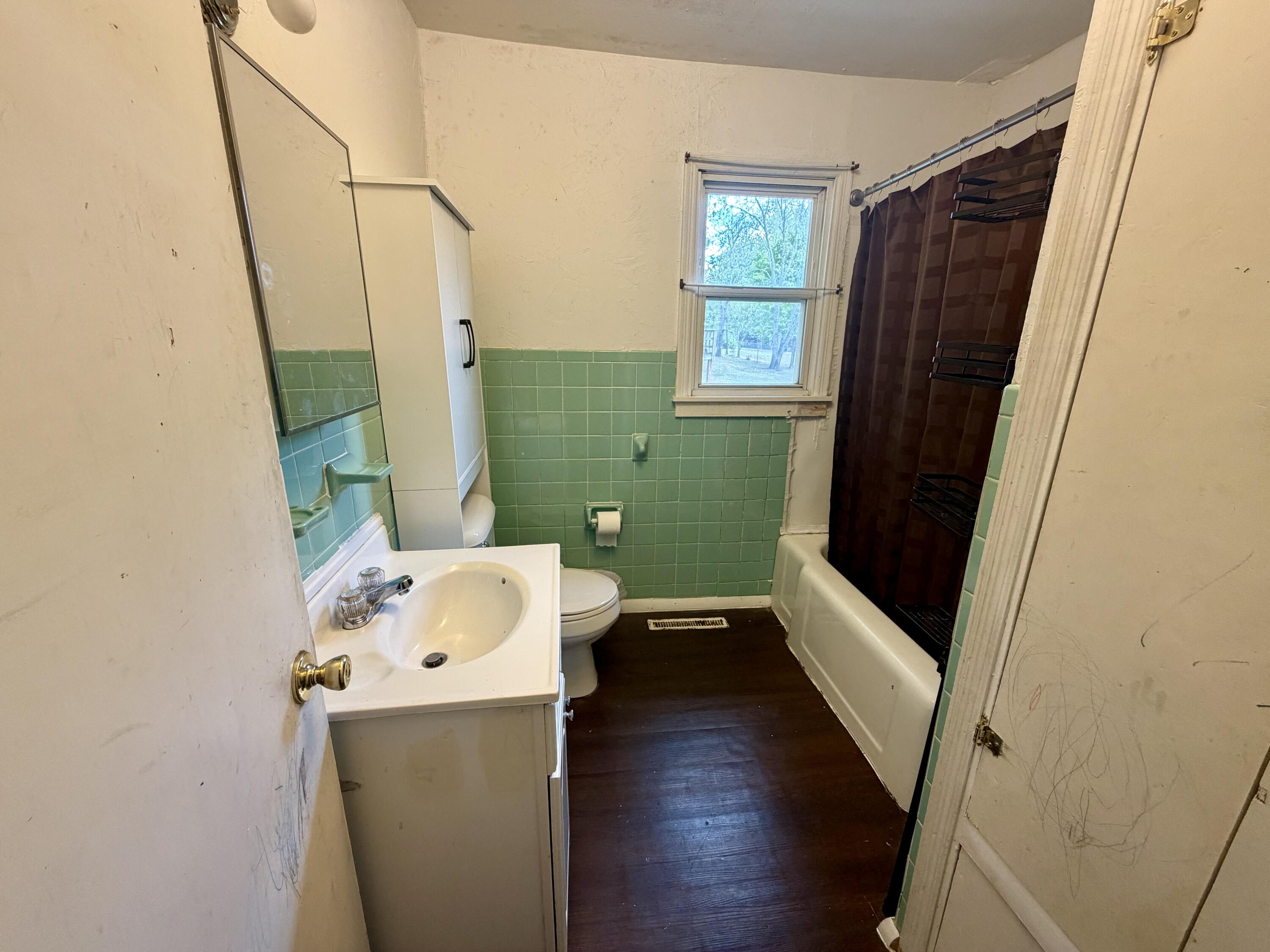 304 West 10th Street Property Photo 9