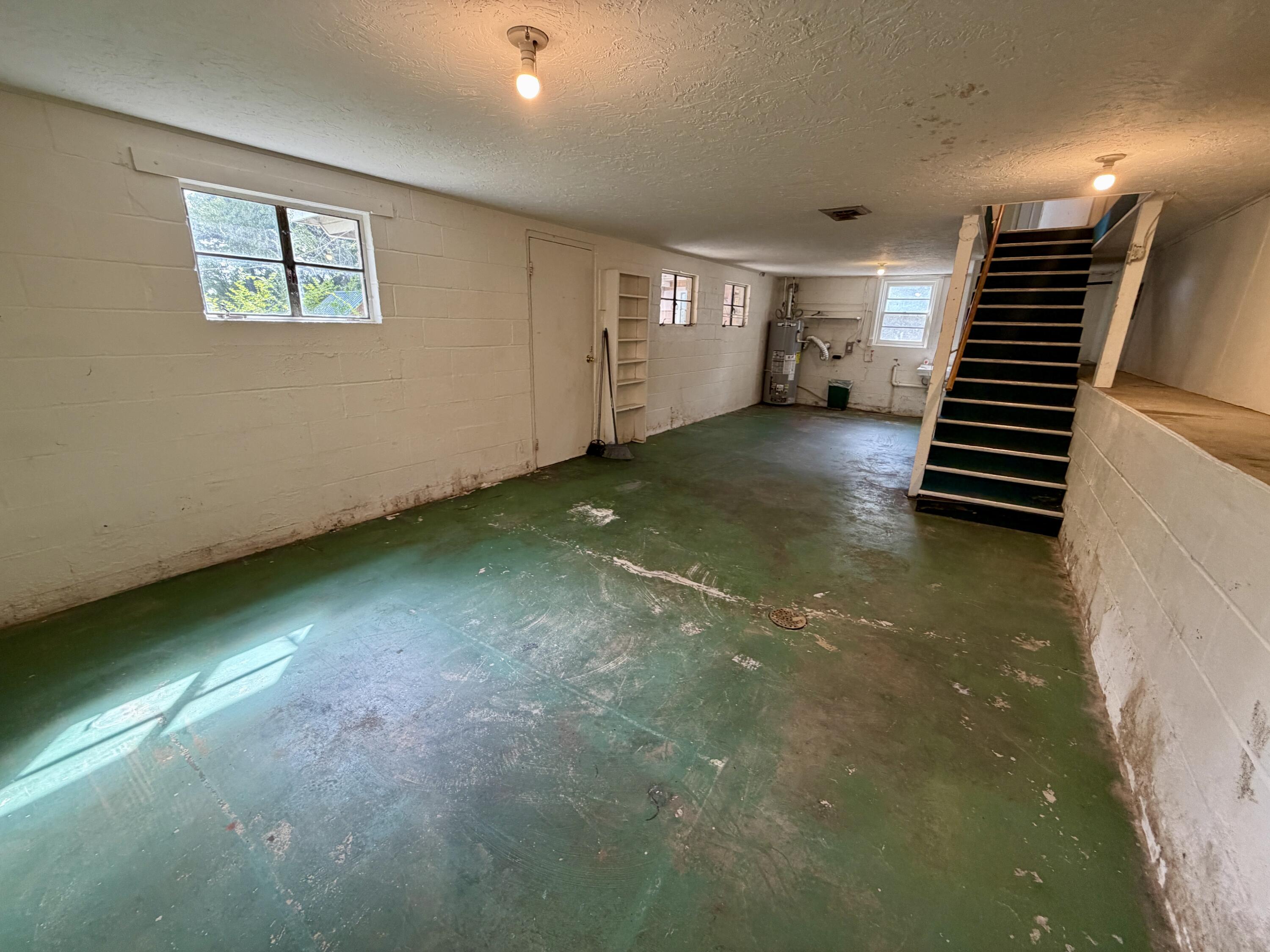 304 West 10th Street Property Photo 16