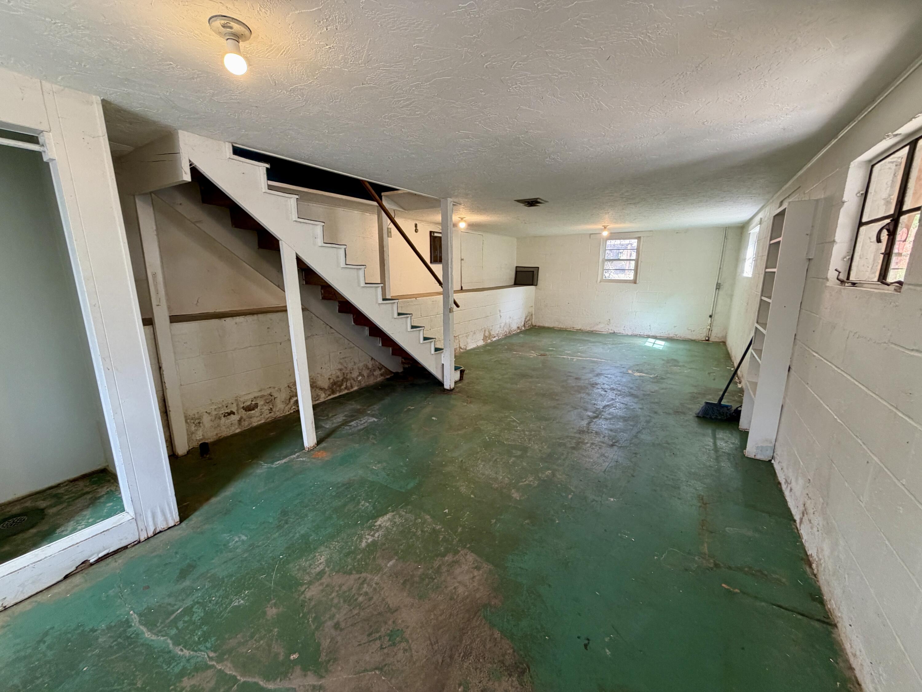 304 West 10th Street Property Photo 17