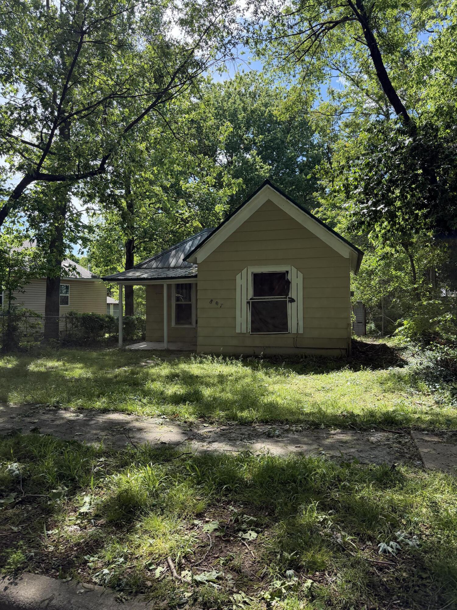 807 South Nettleton Avenue Property Photo 1