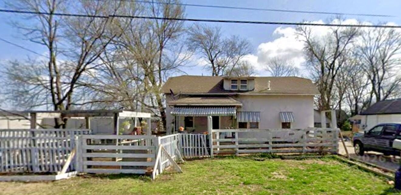1450 North West Avenue Property Photo 1
