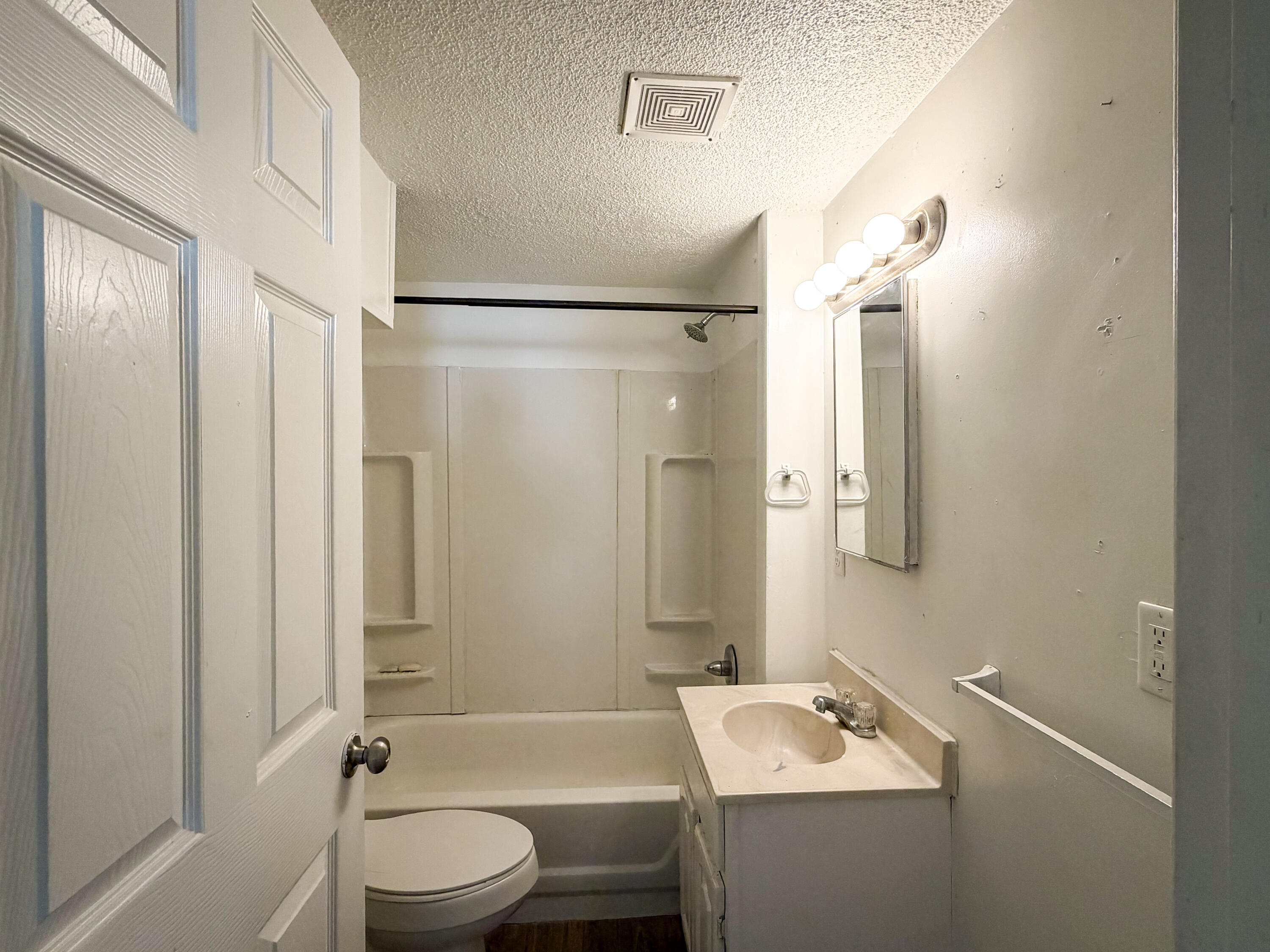 2936 West Walnut Street Property Photo 8