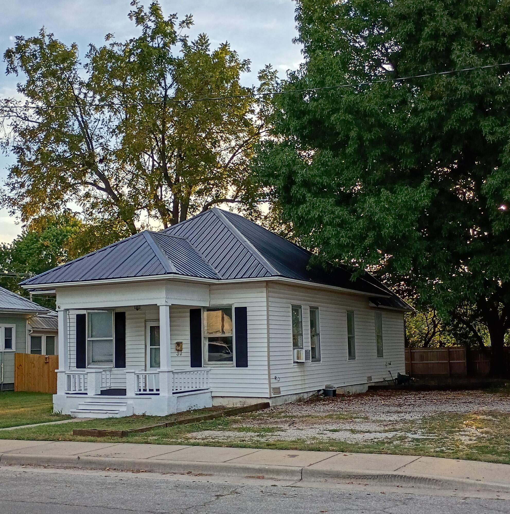 813 South Hickory Street Property Photo 4