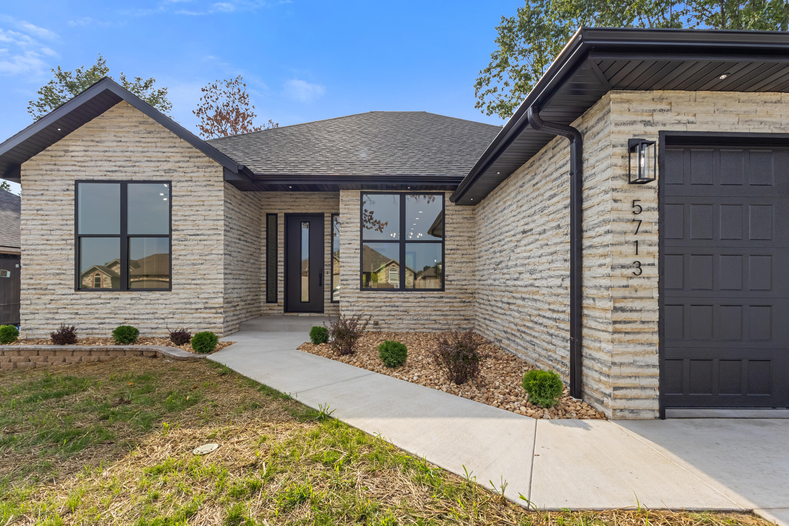 5713 South Cloverdale Lane Property Photo 3