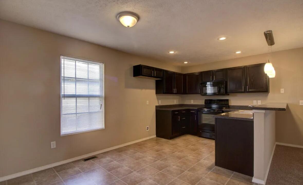 1050 South Strasbourg Avenue Property Photo 6
