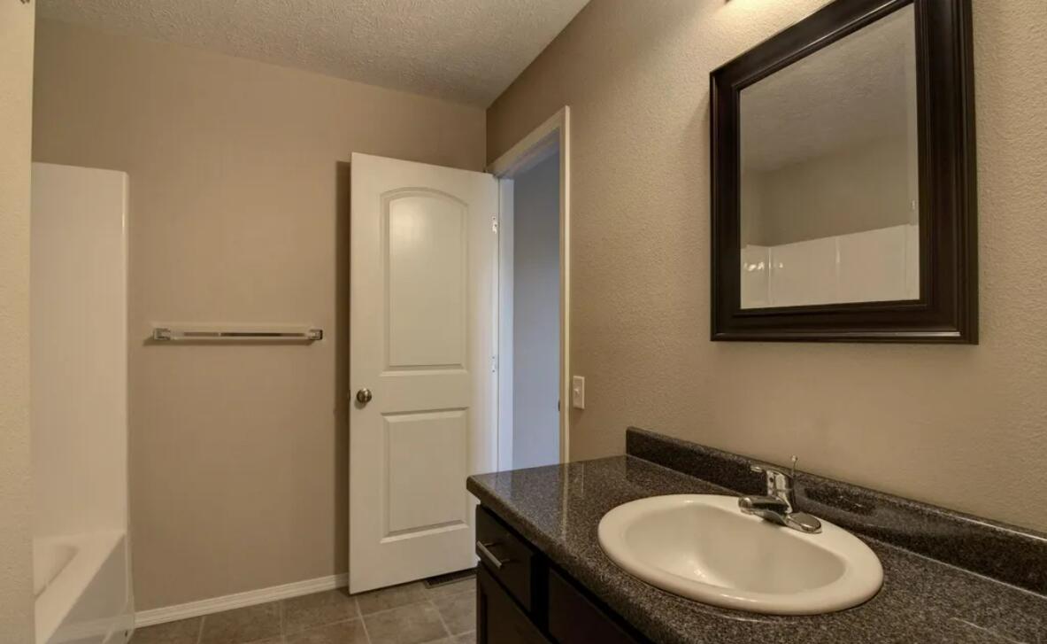 1050 South Strasbourg Avenue Property Photo 10