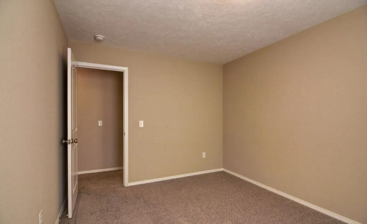 1050 South Strasbourg Avenue Property Photo 14