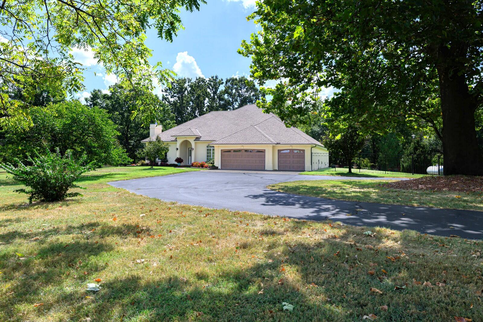 2282 North Farm Road 227 Property Photo 1
