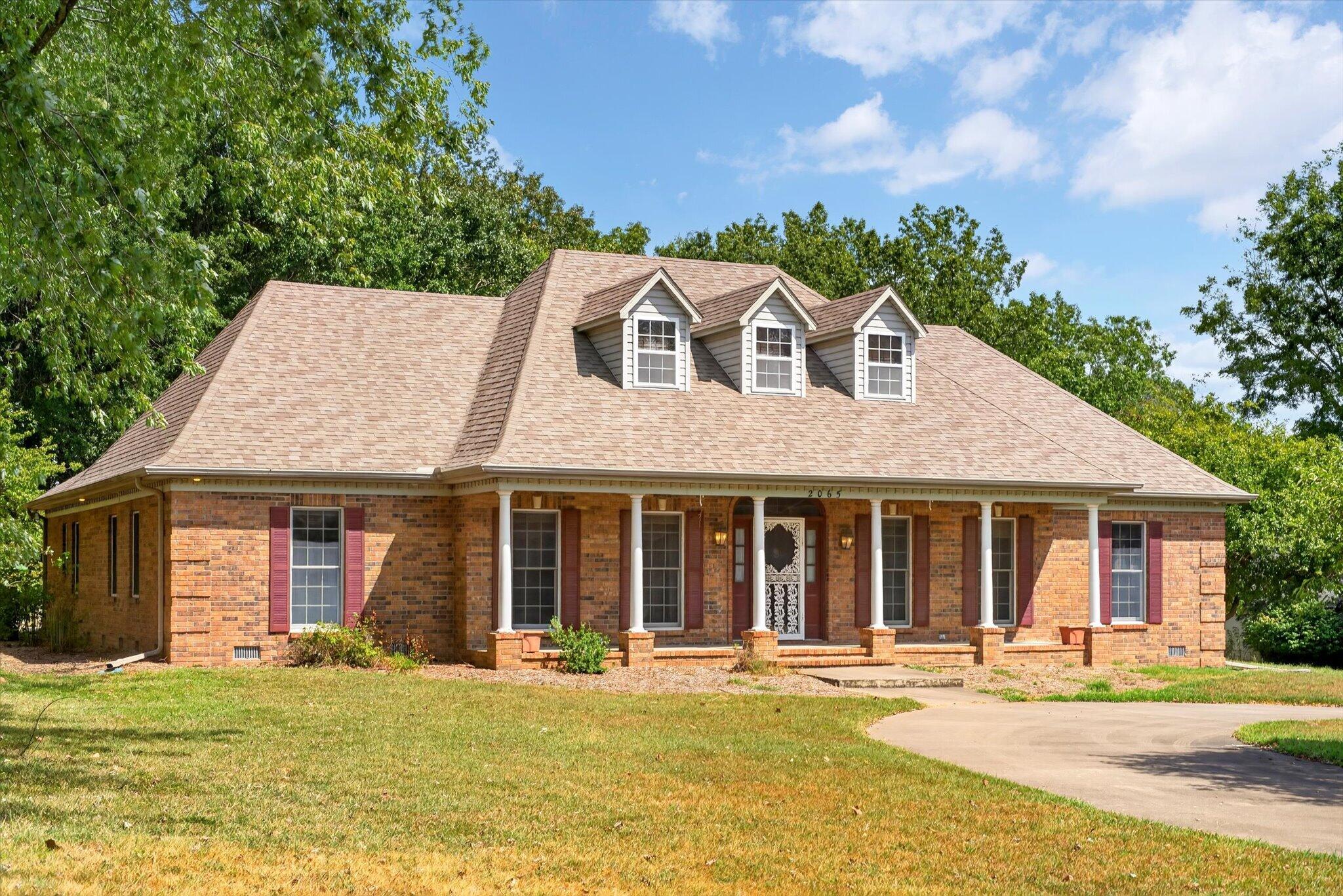 2065 East Thornridge Circle Property Photo 2