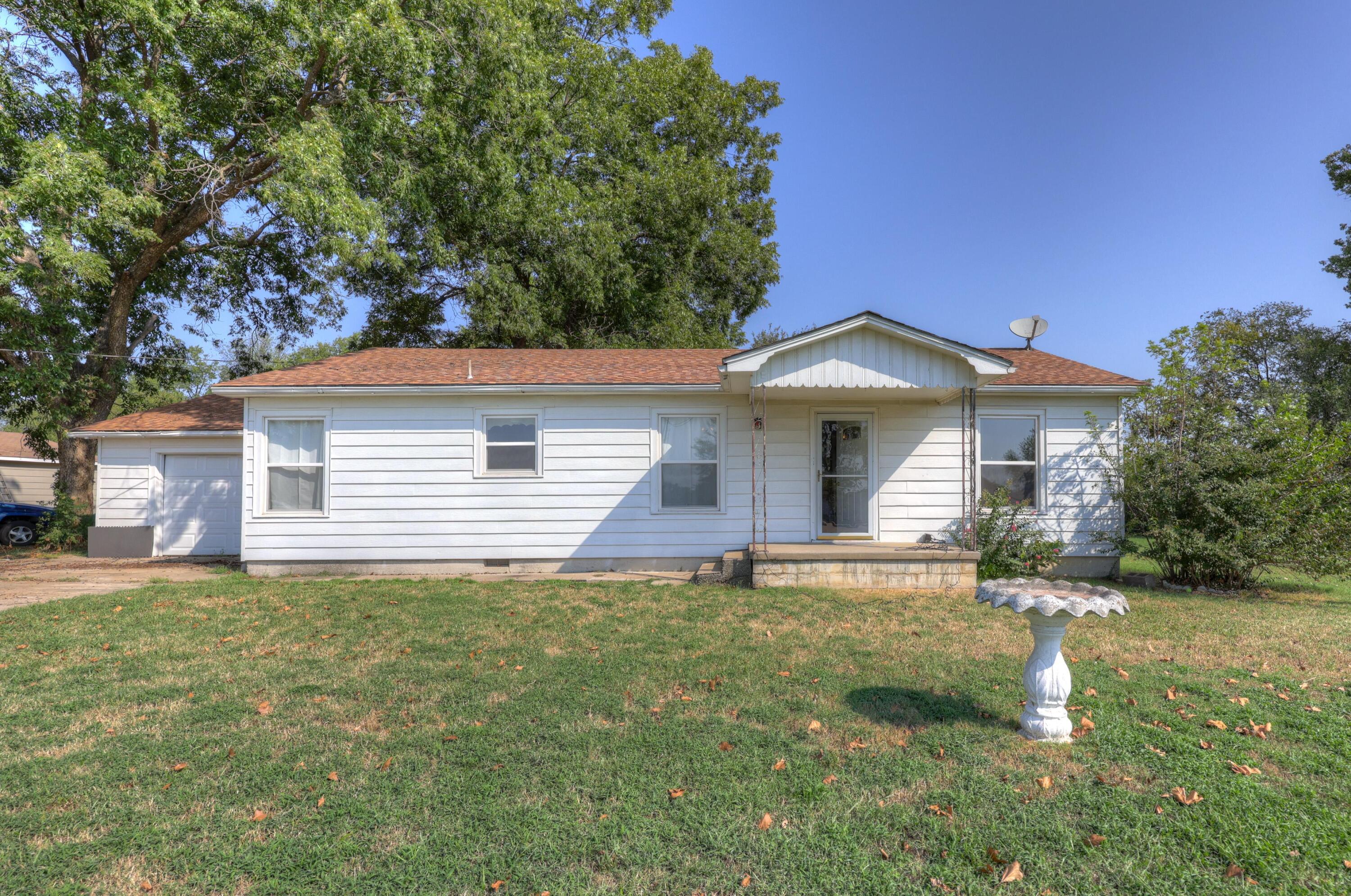 733 East Country Road Property Photo 1