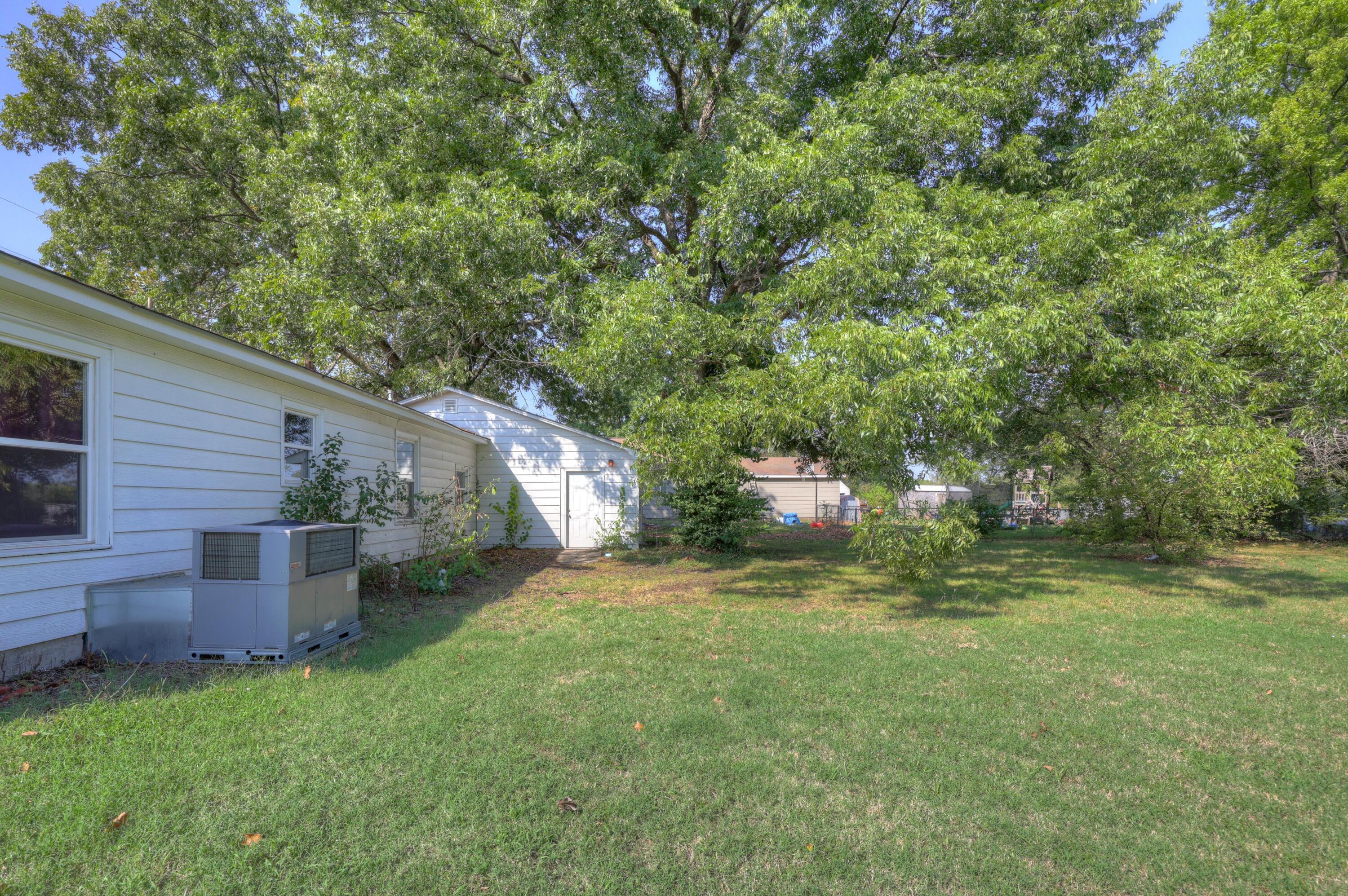 733 East Country Road Property Photo 2