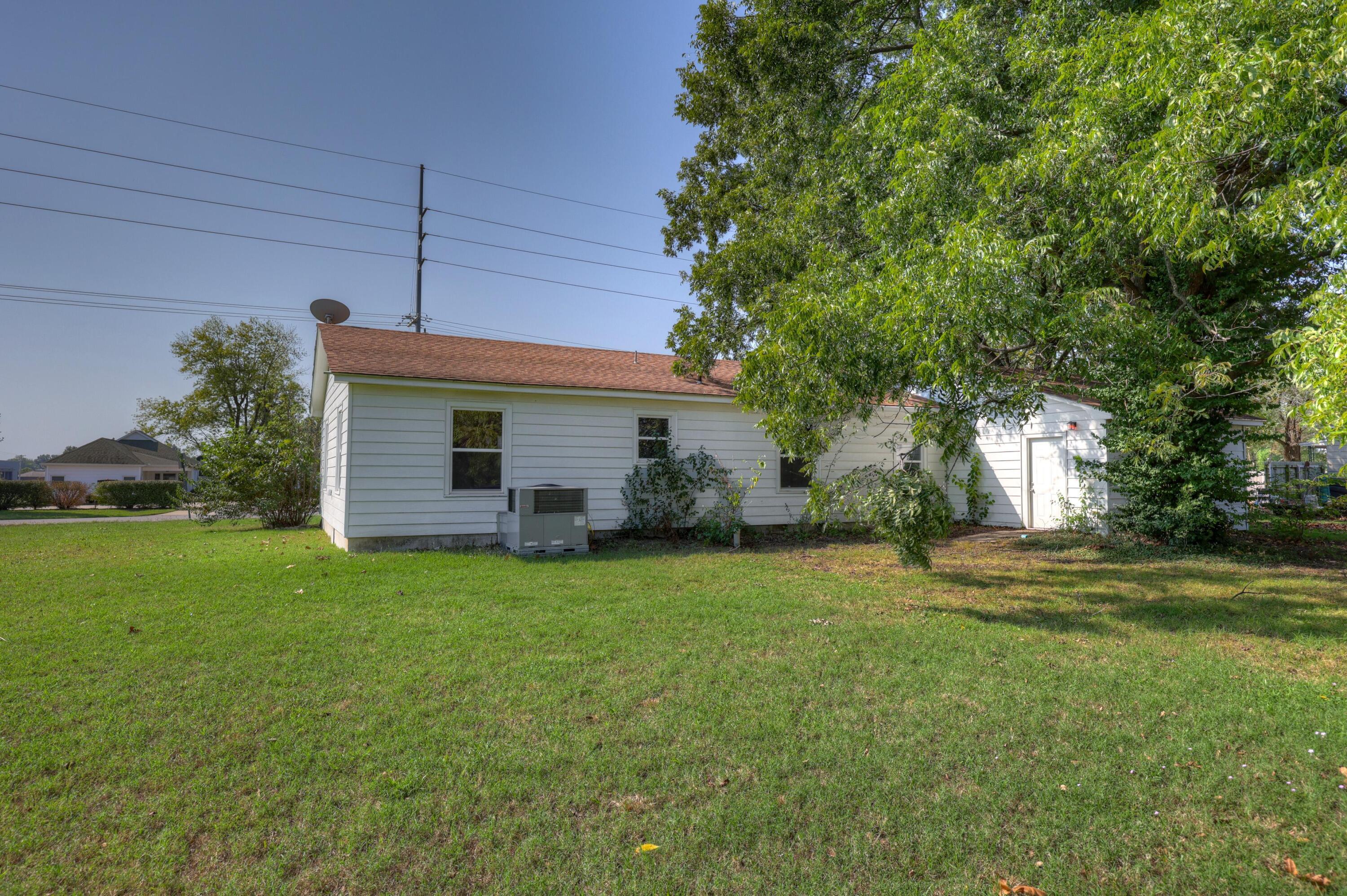 733 East Country Road Property Photo 3