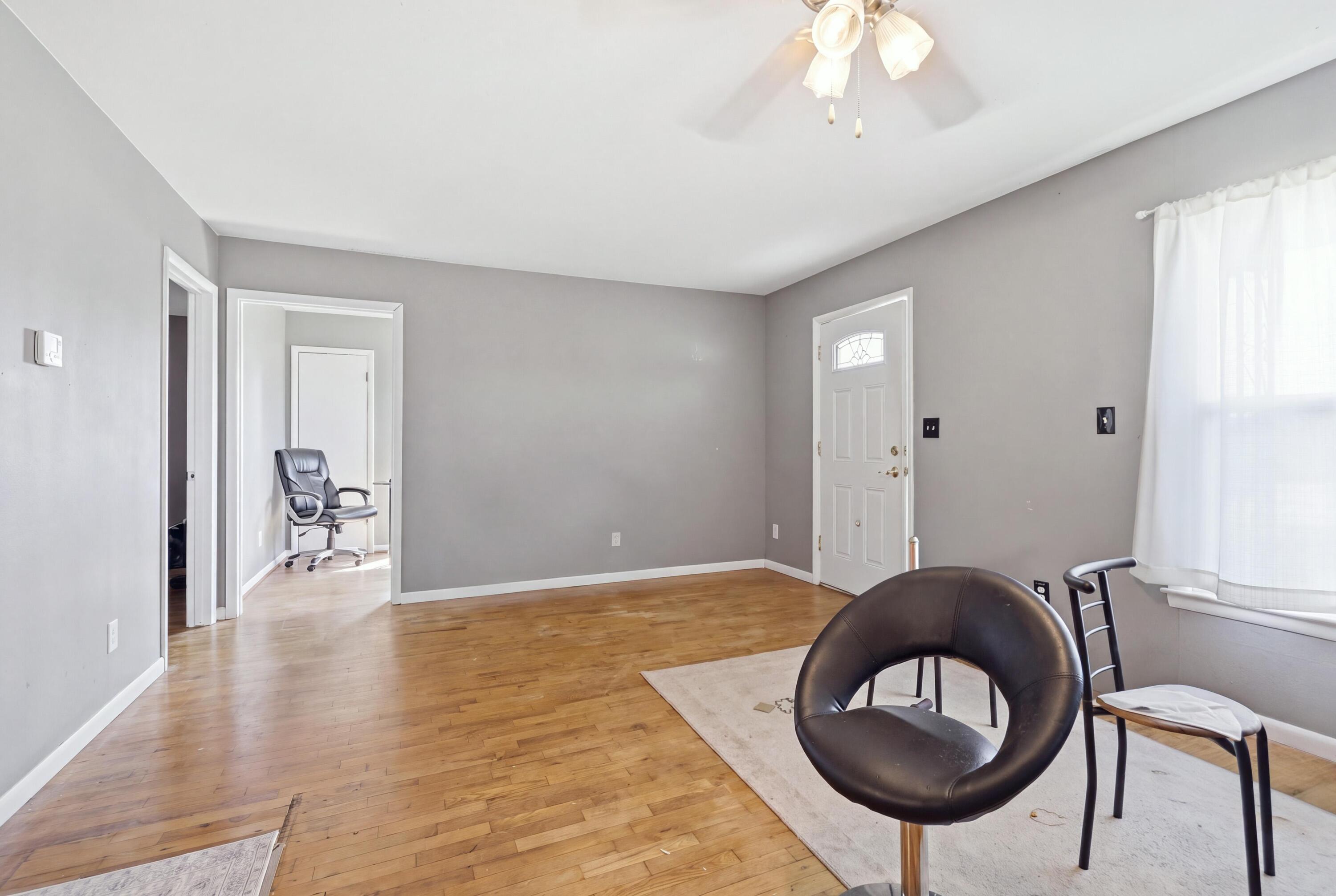 733 East Country Road Property Photo 4