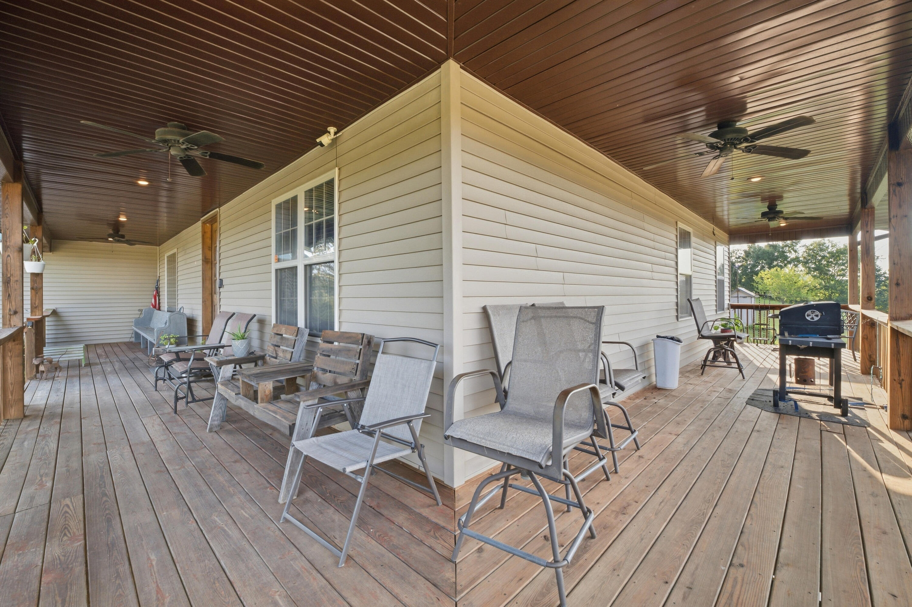 977 South Highway 137 Property Photo 17