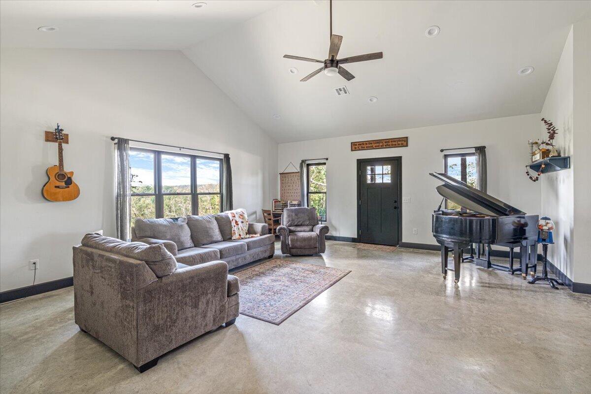 702 South Kings Highway Property Photo 19
