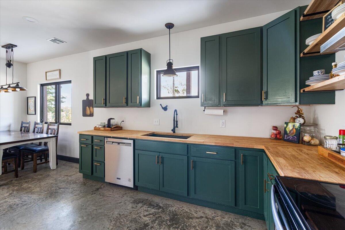 702 South Kings Highway Property Photo 24
