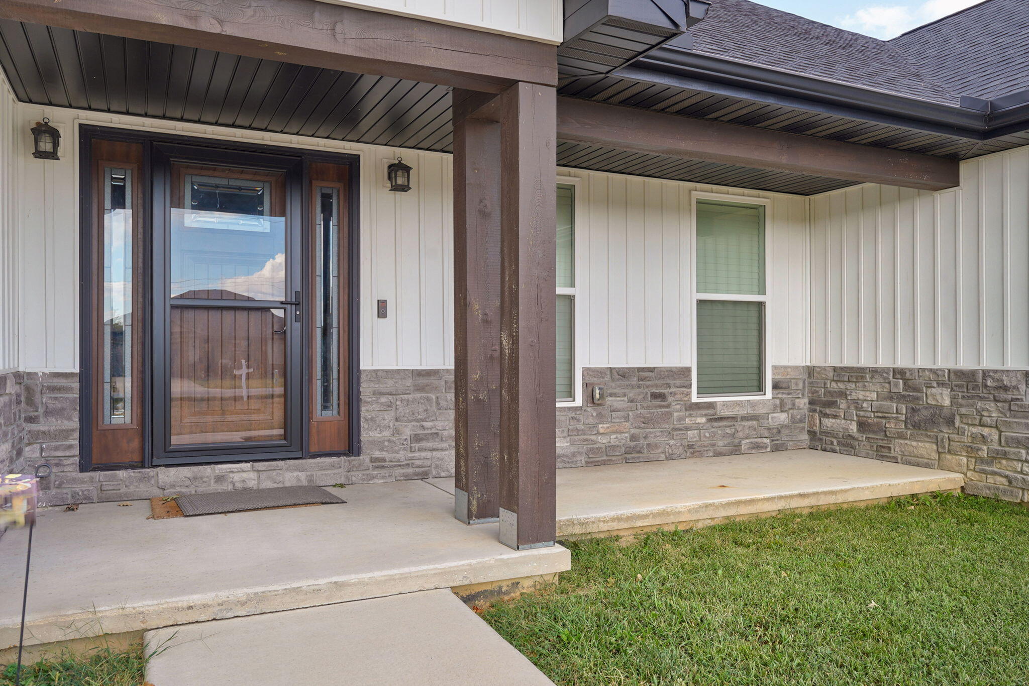 1053 West Thoroughfare Street Property Photo 2