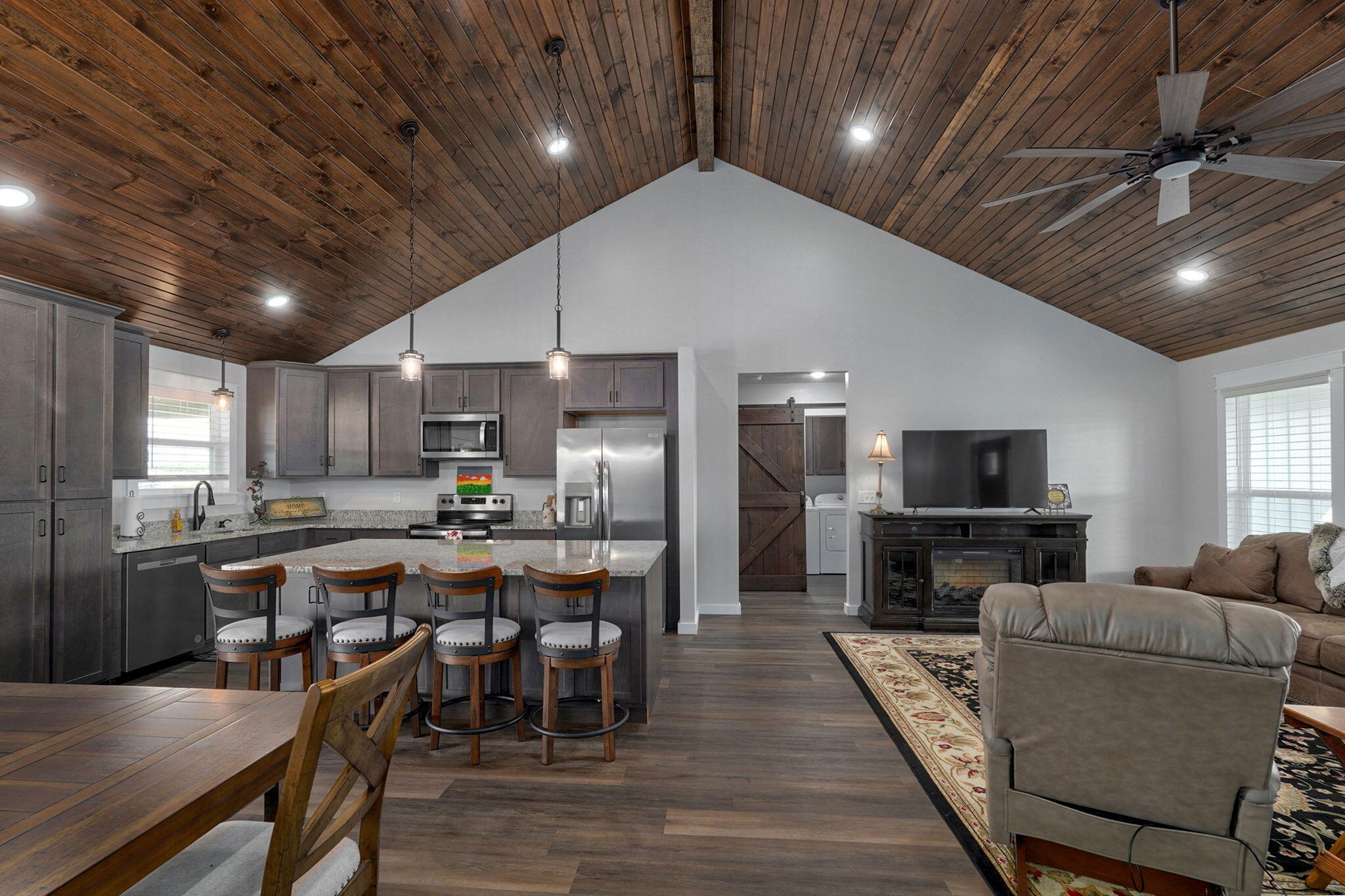 1053 West Thoroughfare Street Property Photo 5