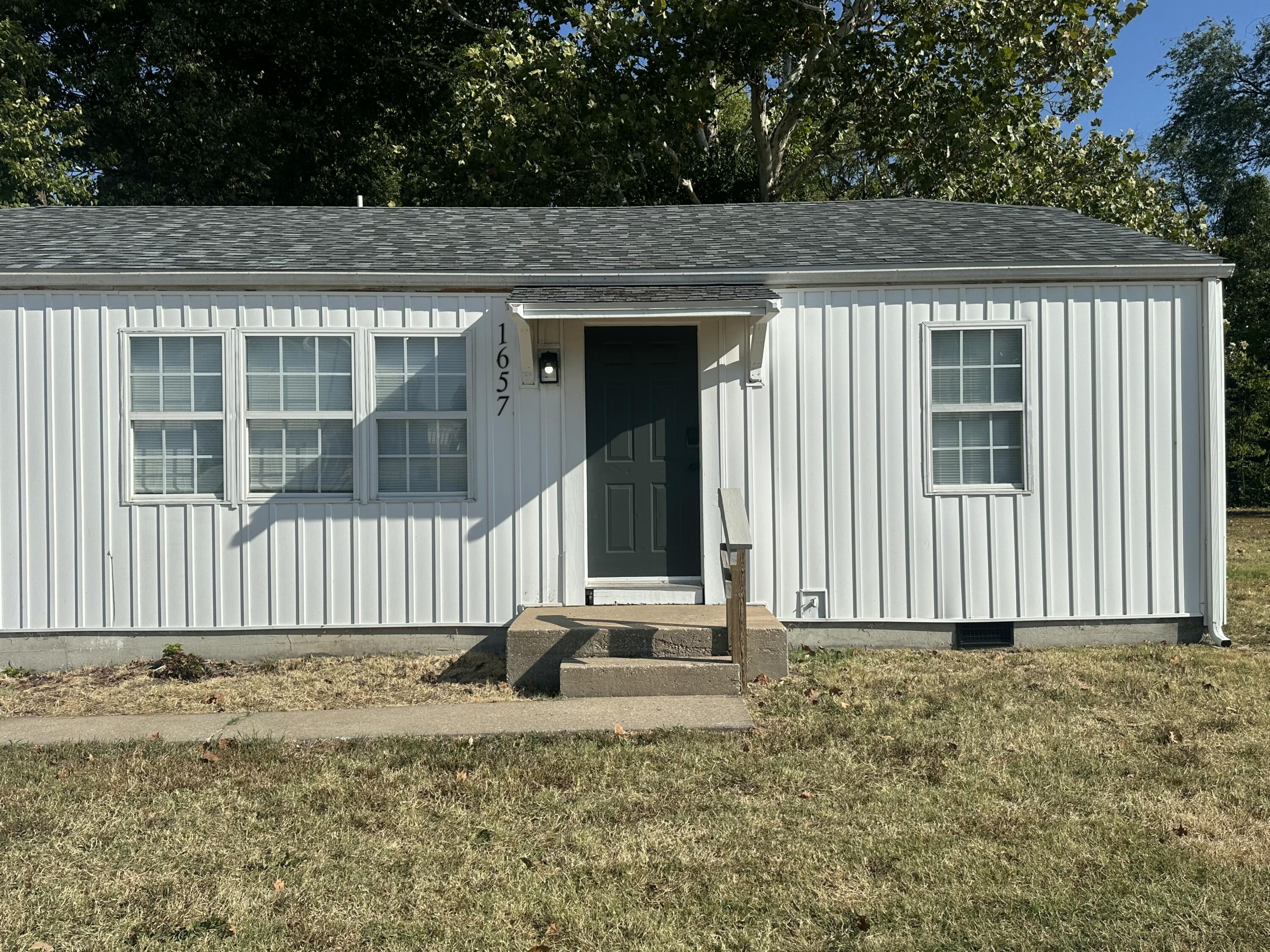 1657 East Division Street Property Photo 3