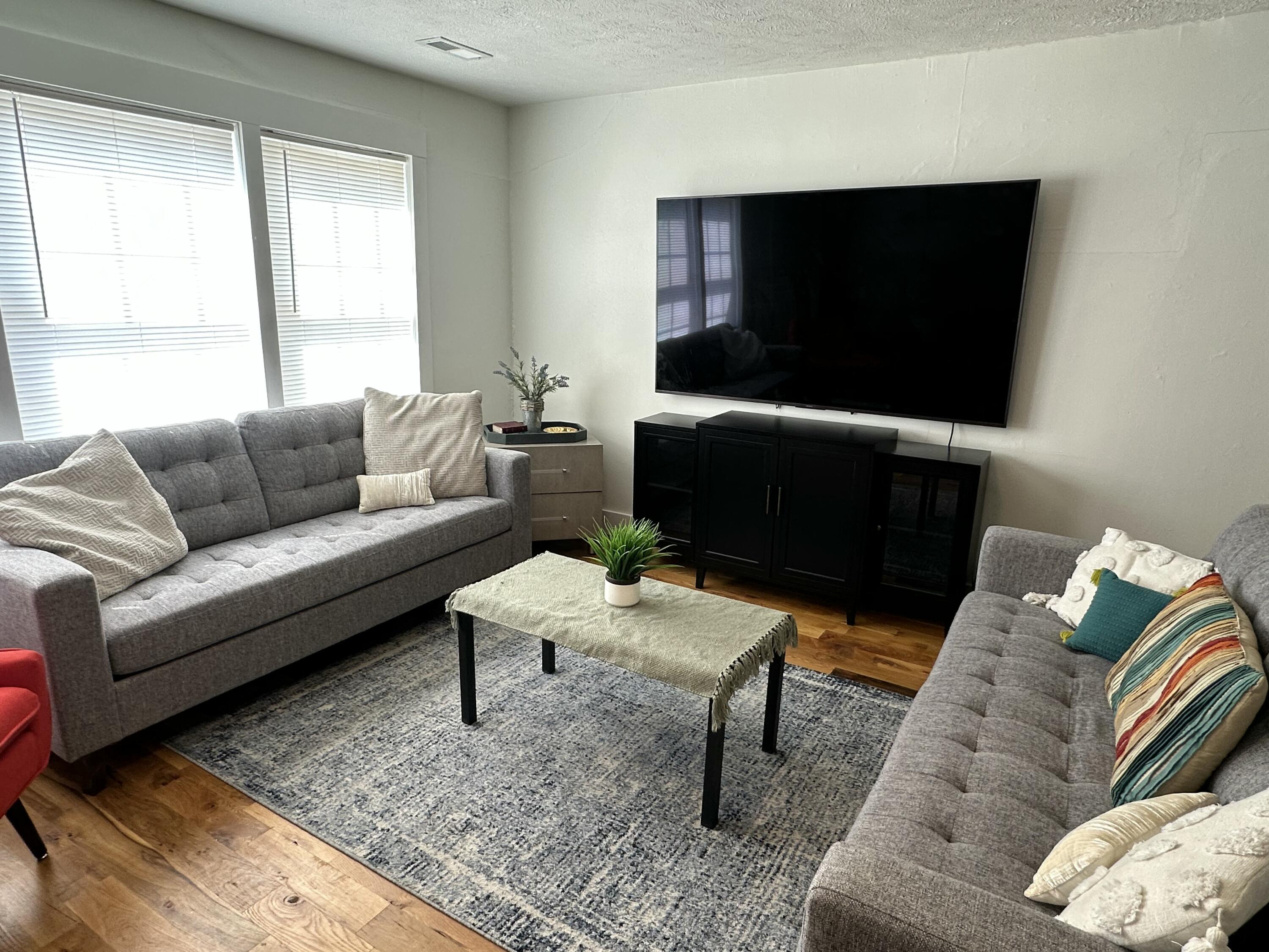 1657 East Division Street Property Photo 4