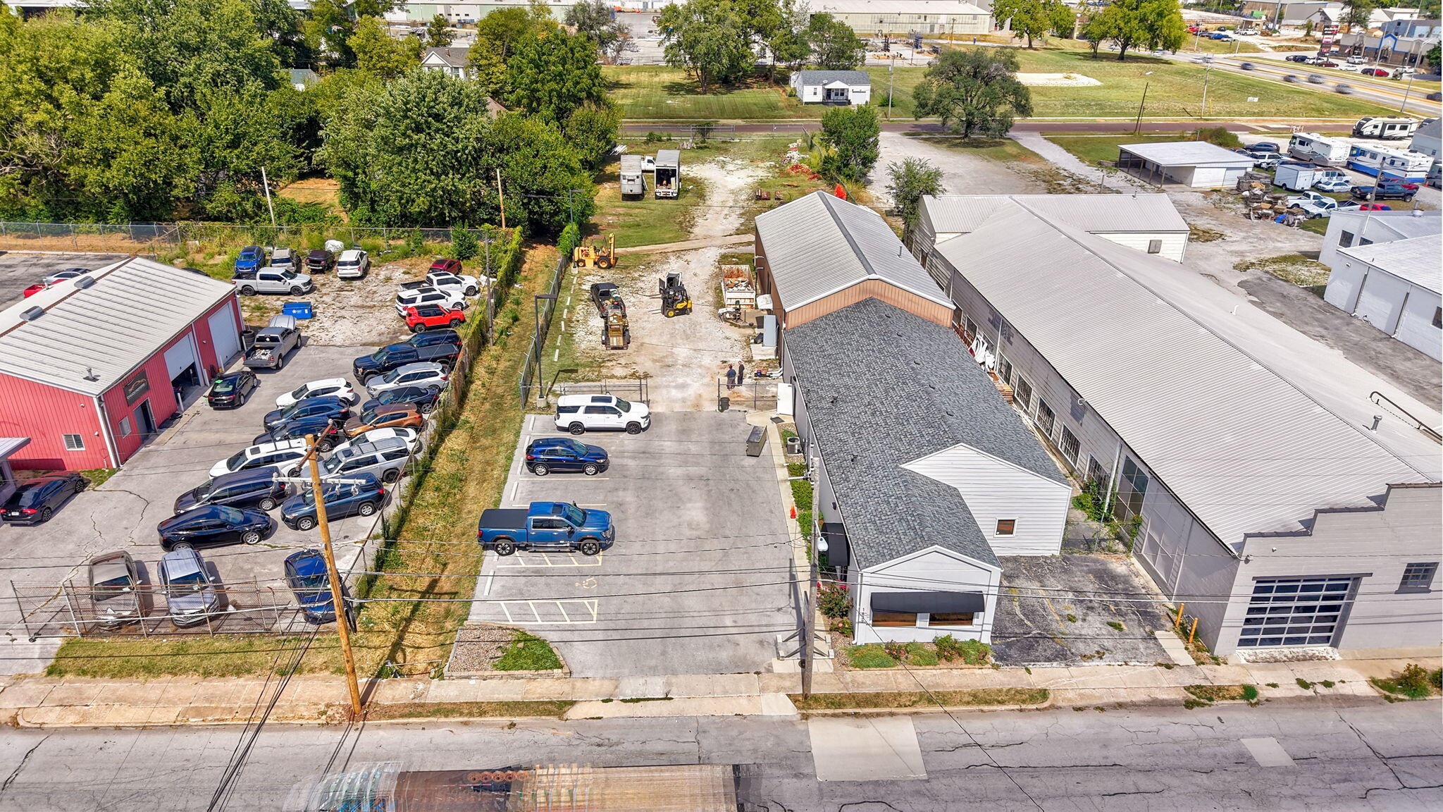 1637 West College Street Property Photo 4