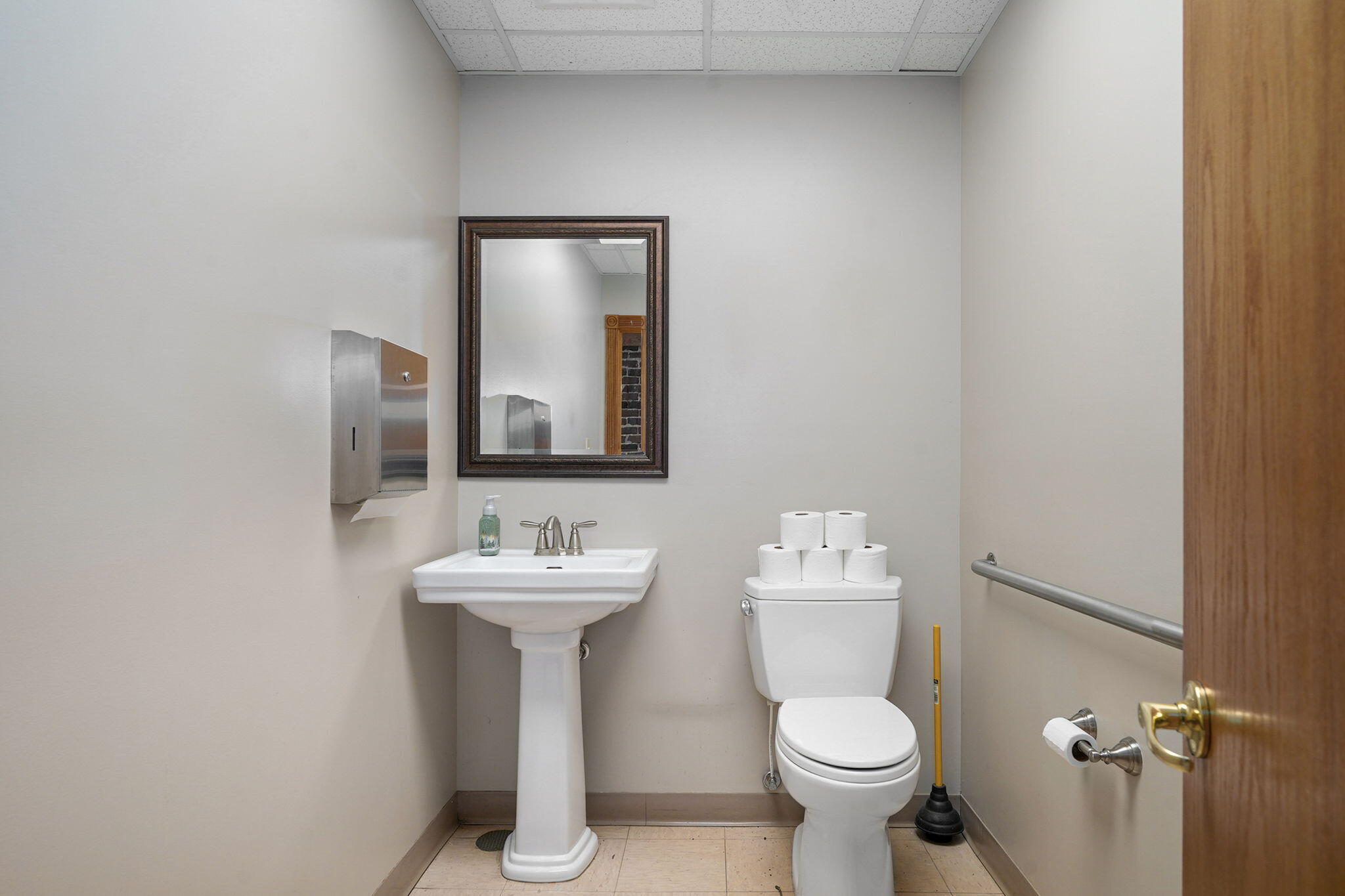 1637 West College Street Property Photo 10