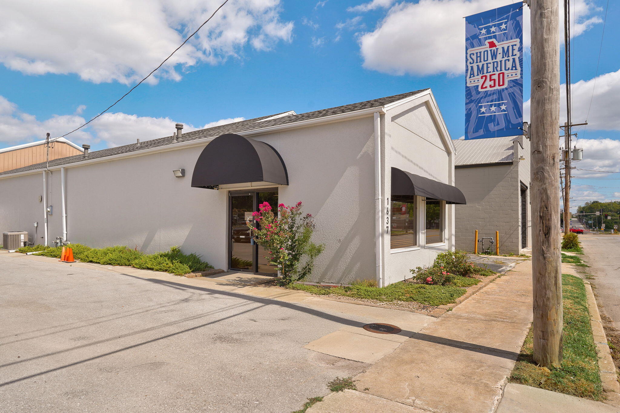 1637 West College Street Property Photo 23