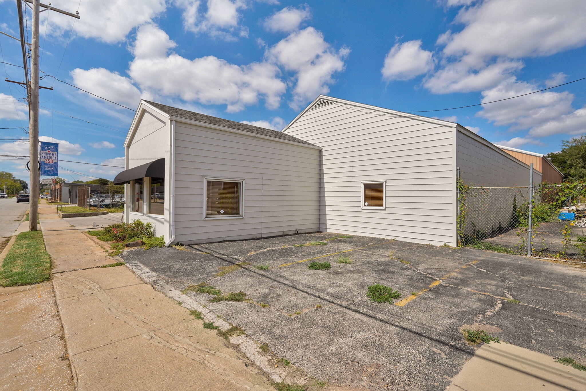 1637 West College Street Property Photo 24