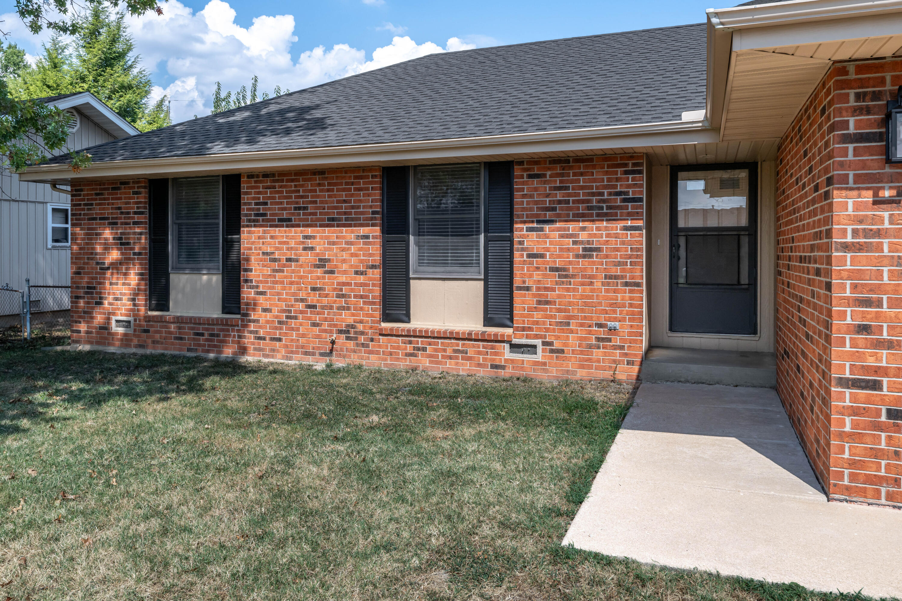 1141 East Cambridge Street Property Photo 4