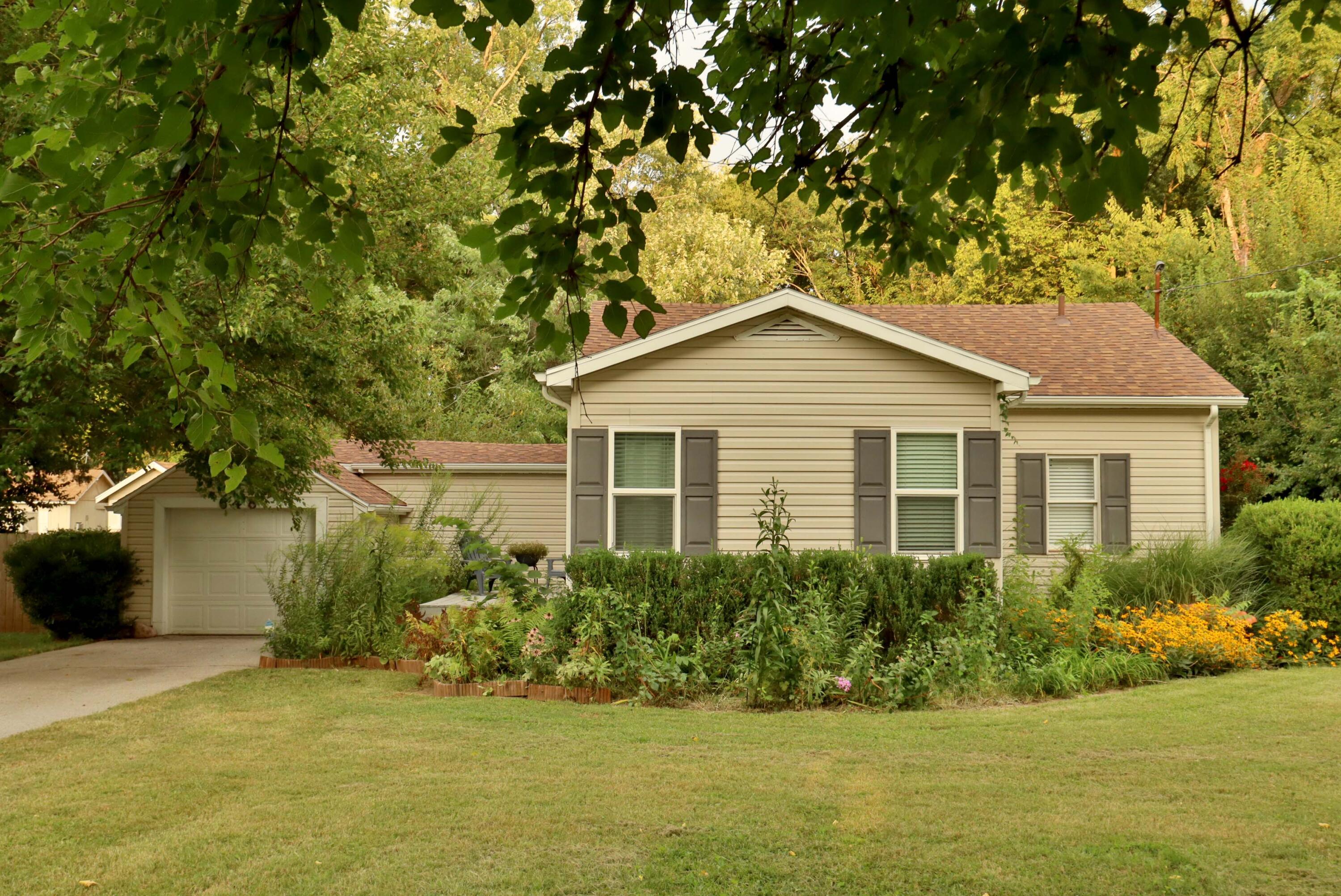648 South Peach Tree Avenue Property Photo 1