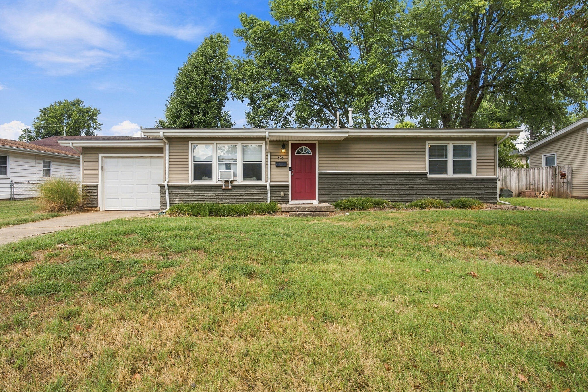 525 West Erie Street Property Photo 1