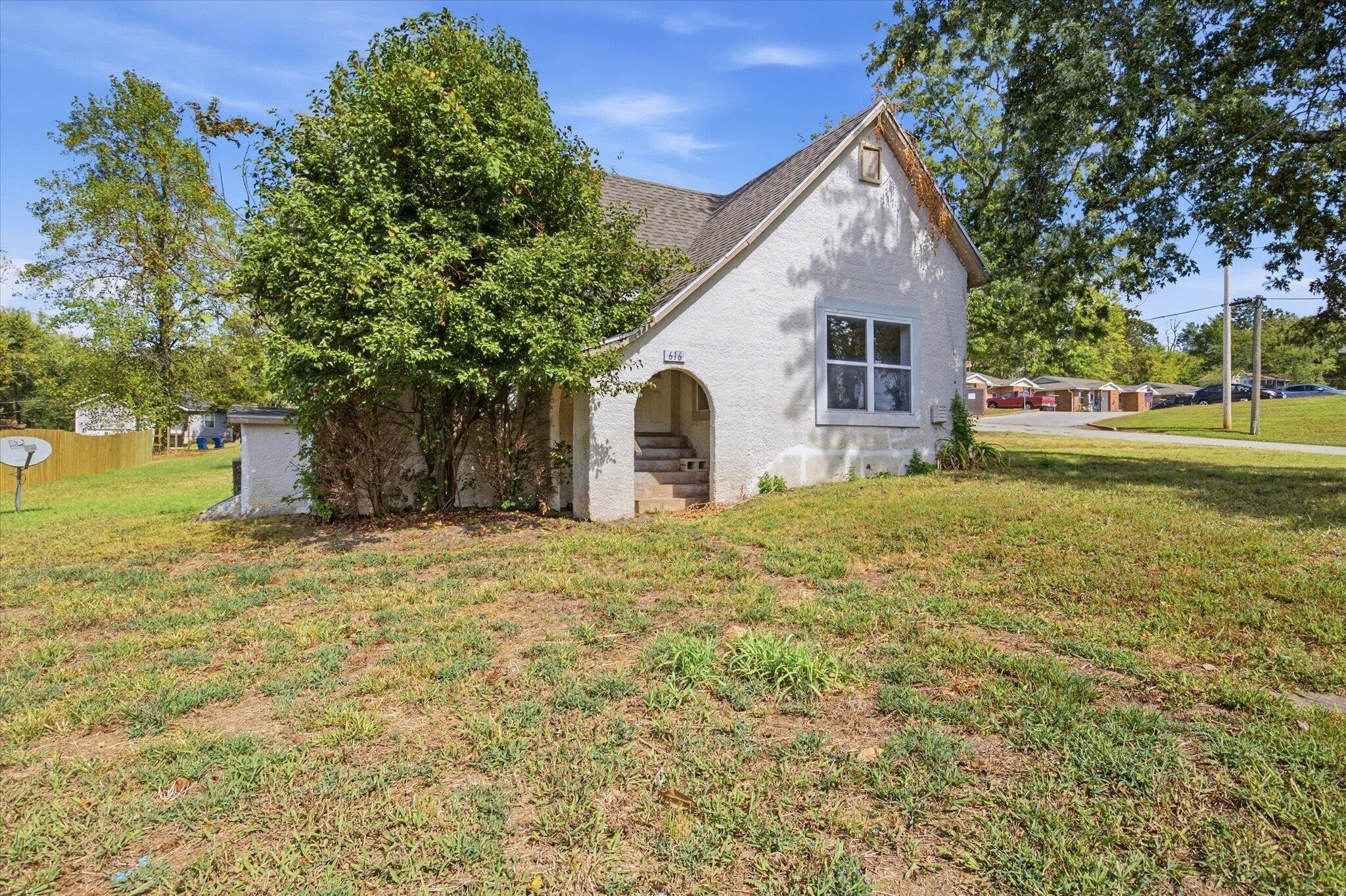616 East Commercial Street Property Photo 1