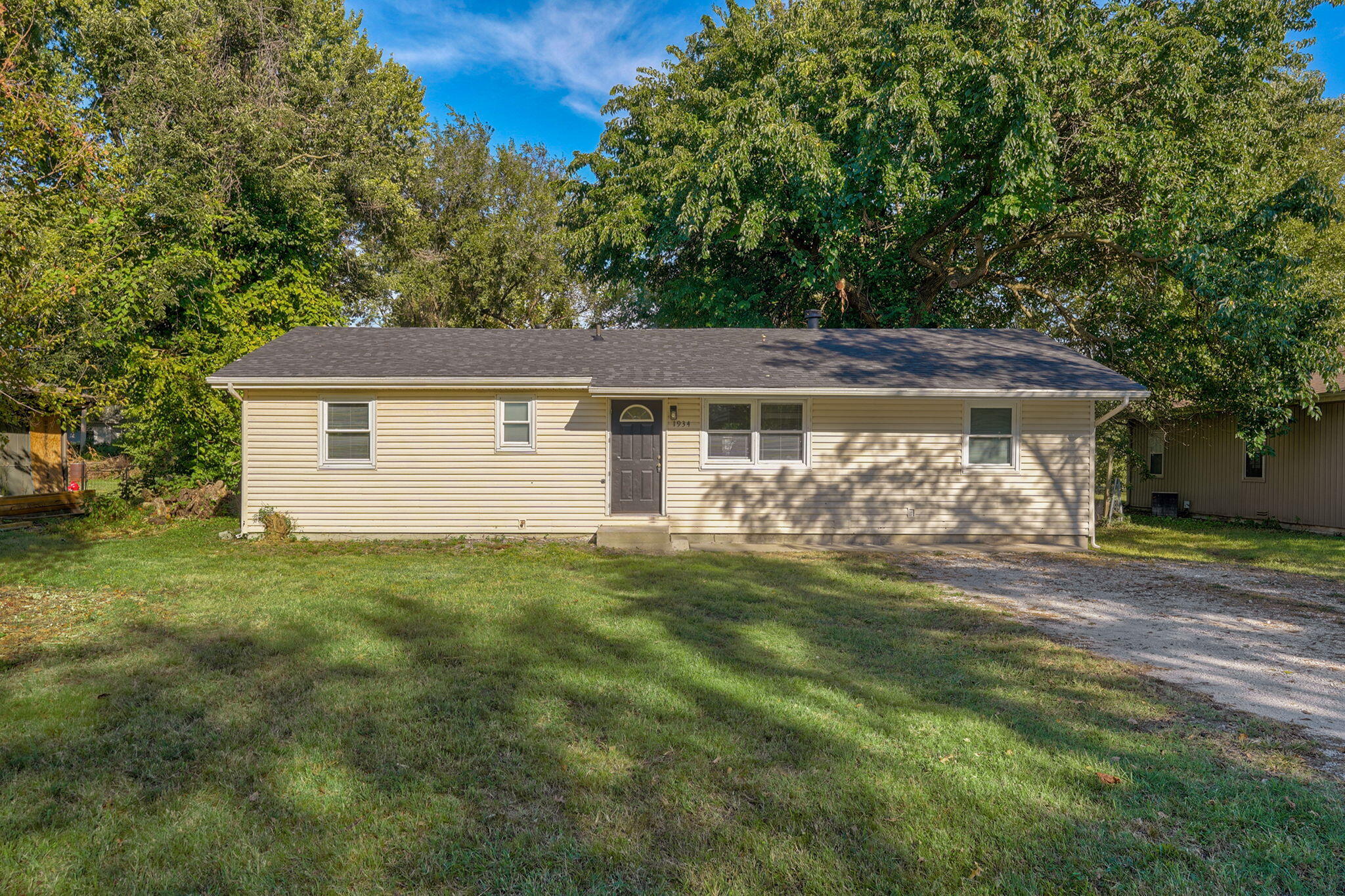 1934 North Yates Avenue Property Photo 1