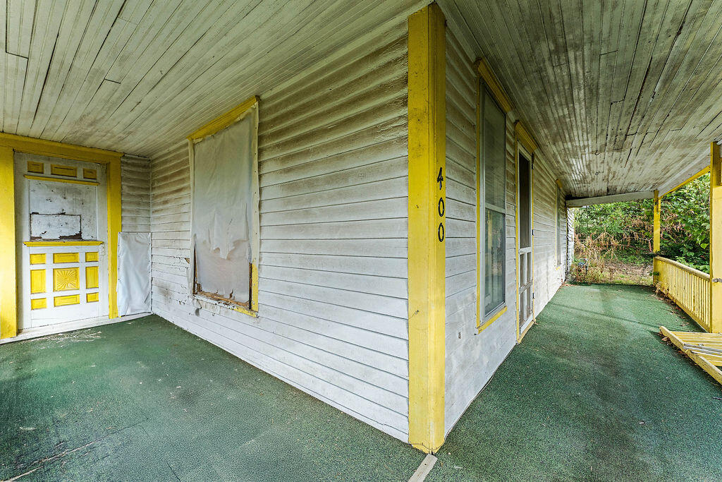 400 1st Street Property Photo 2