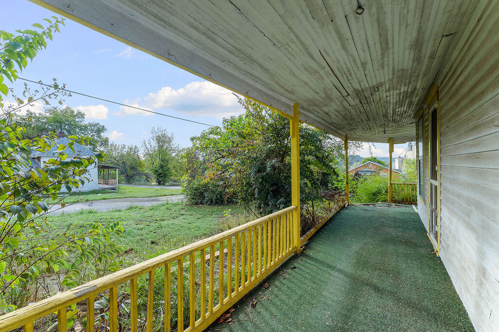 400 1st Street Property Photo 7
