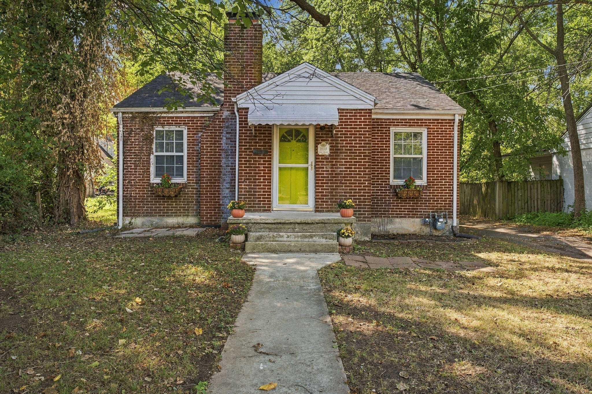 1858 East Grand Street Property Photo 2