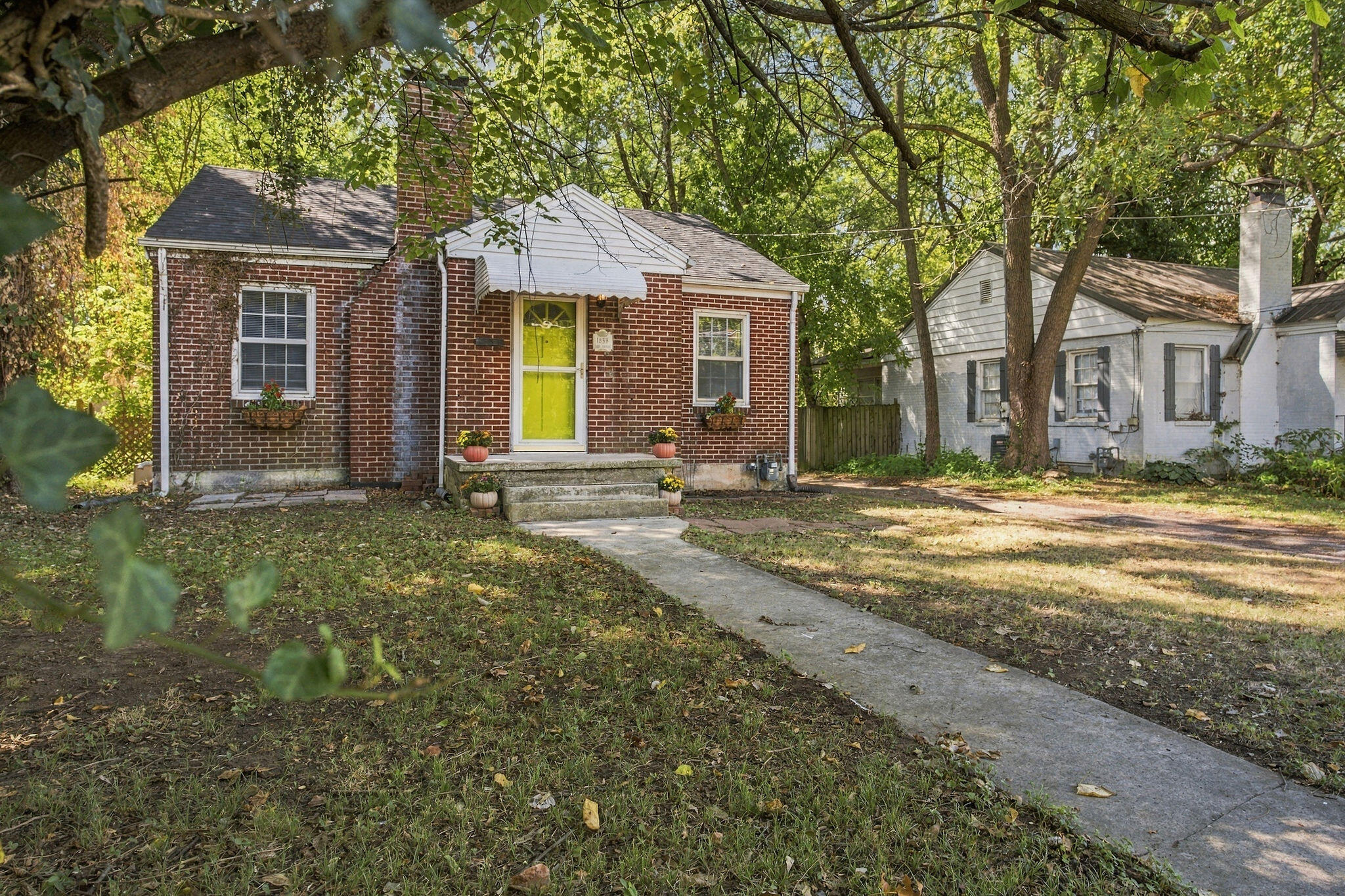1858 East Grand Street Property Photo 3