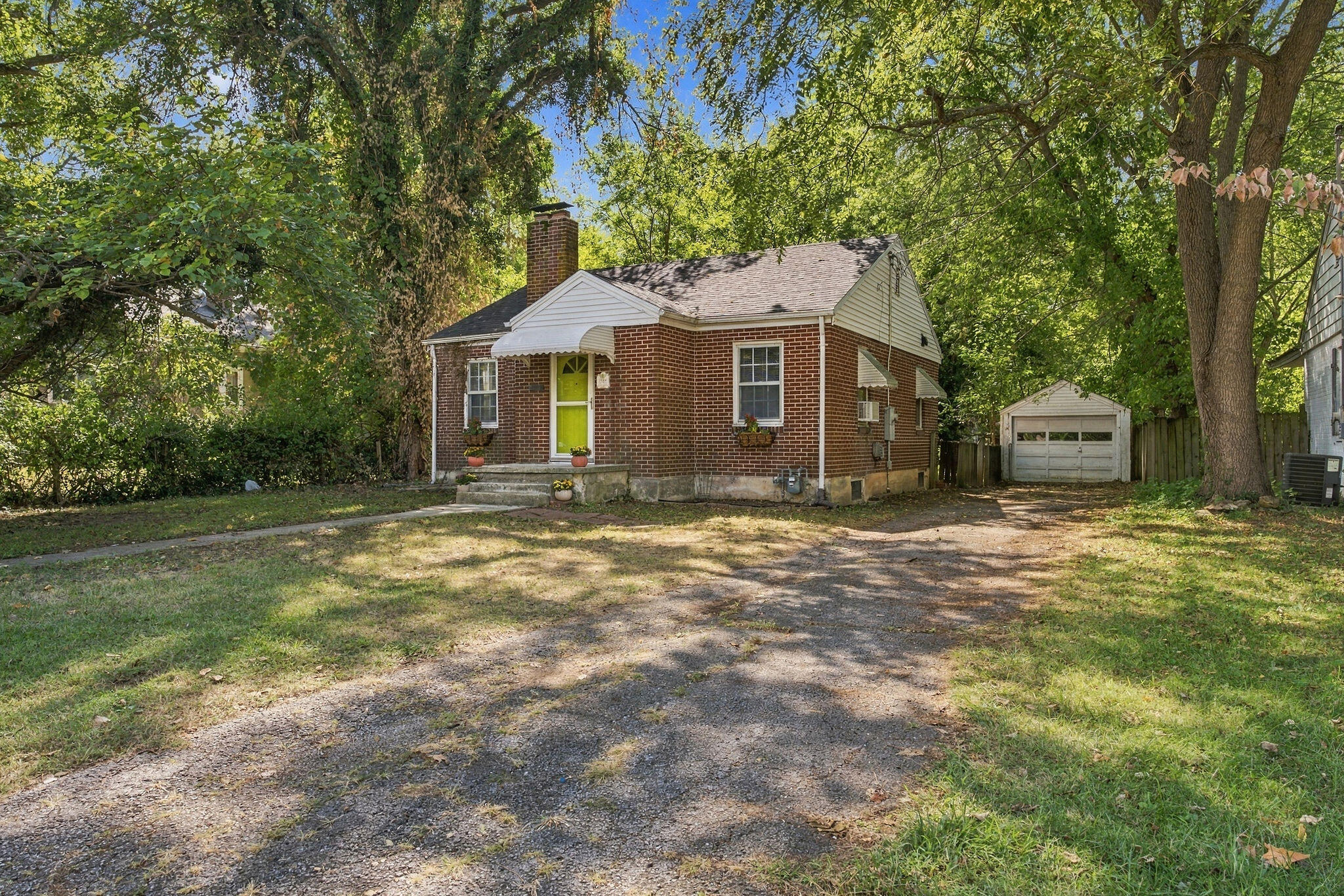 1858 East Grand Street Property Photo 4