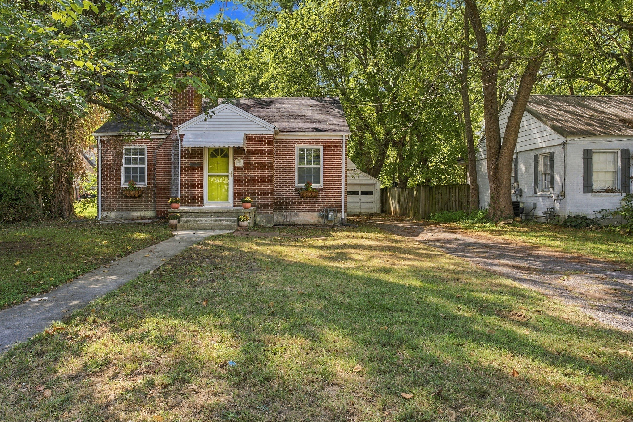 1858 East Grand Street Property Photo 5