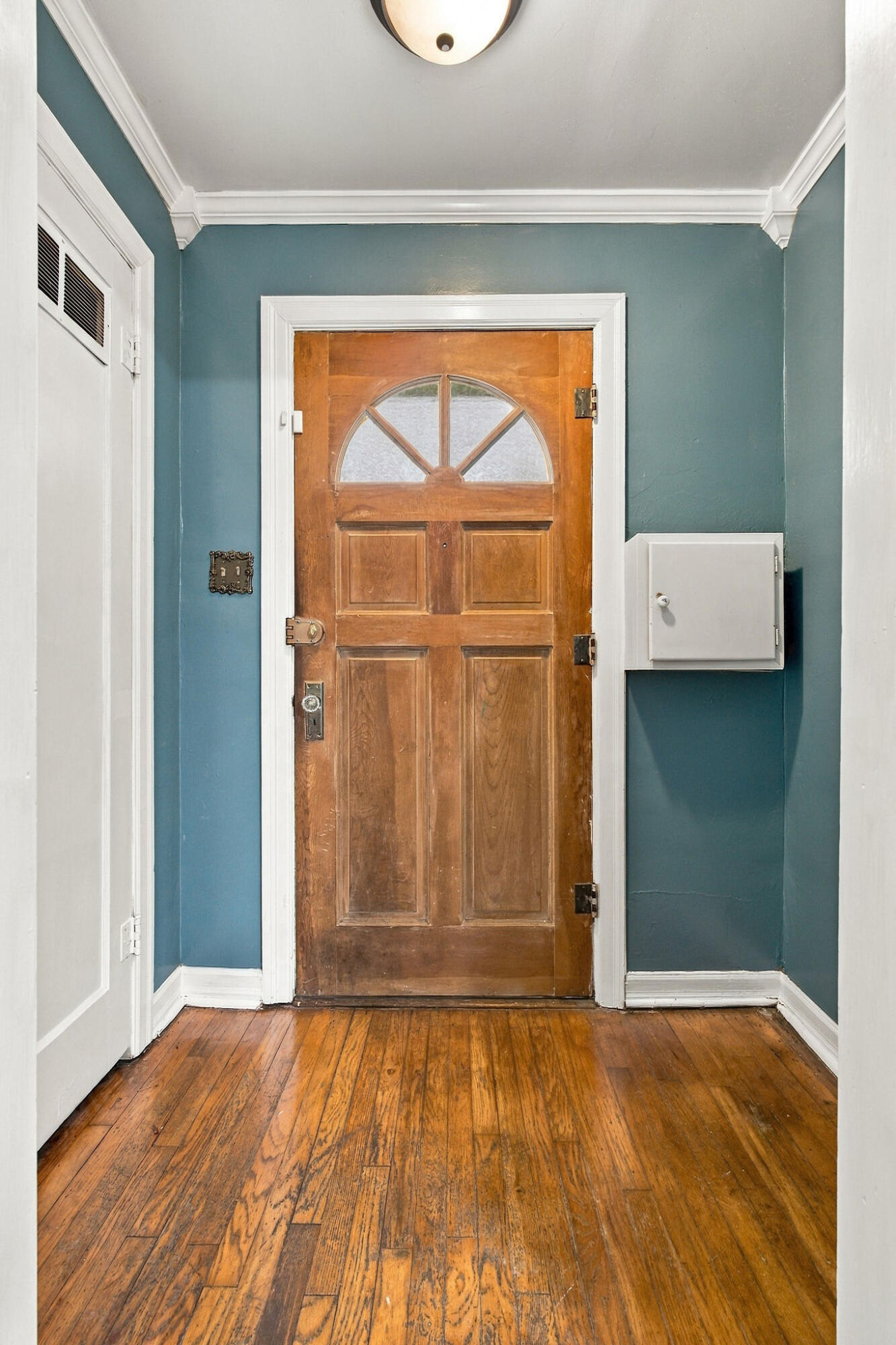 1858 East Grand Street Property Photo 6
