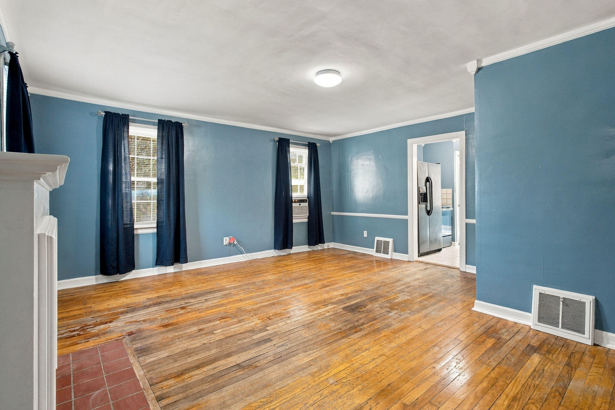1858 East Grand Street Property Photo 8