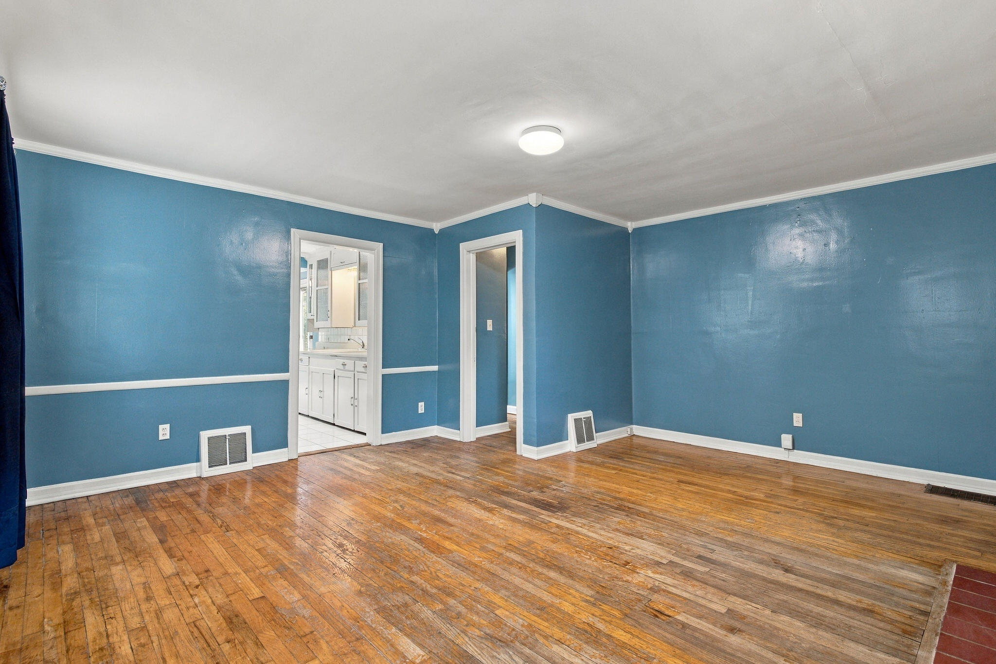1858 East Grand Street Property Photo 9