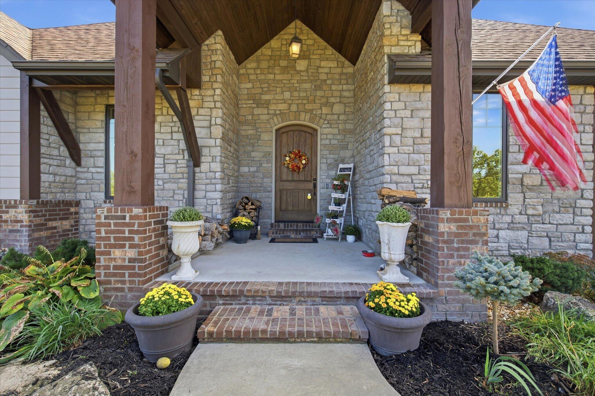136 Arabian Way Property Photo 6