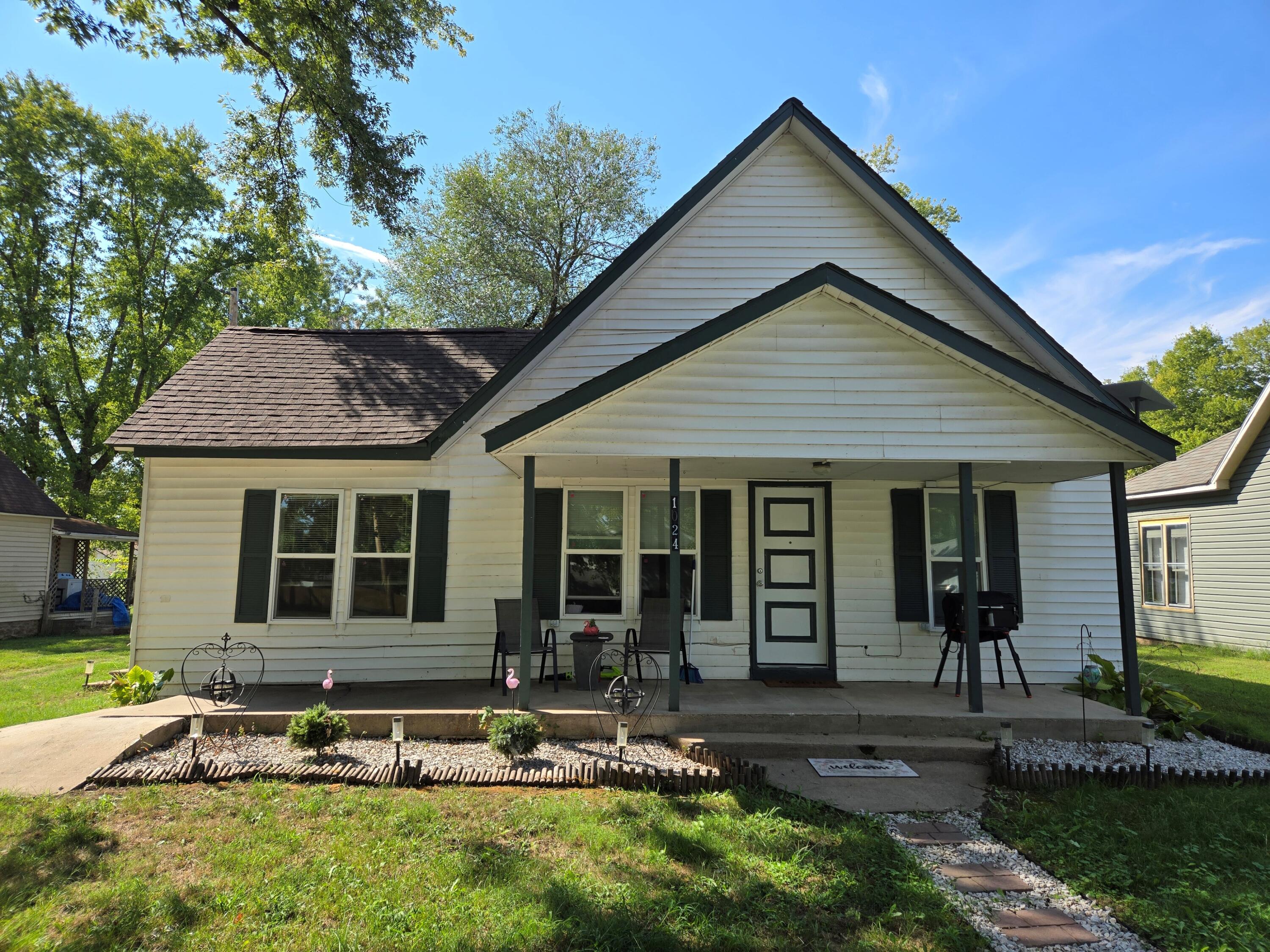 1024 Seneca Avenue Property Photo 1