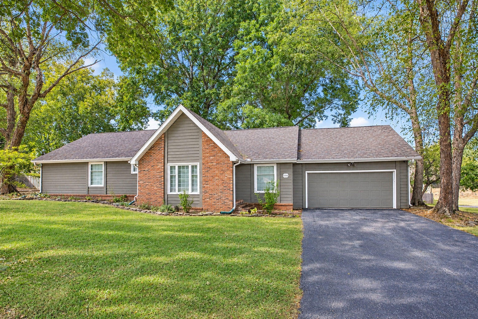 8206 Oakmont Drive Property Photo 1