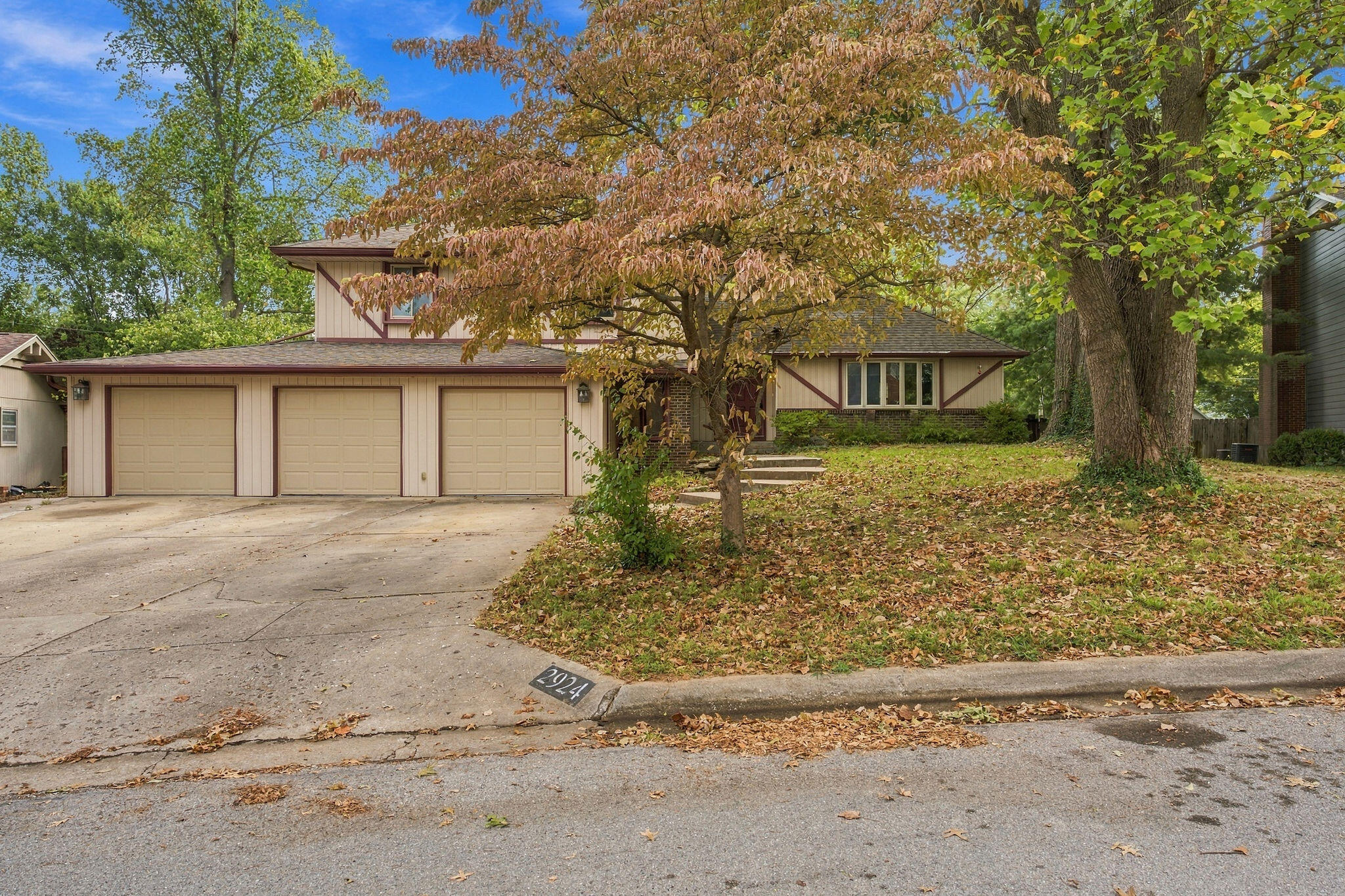 2924 South Chambery Avenue Property Photo 3